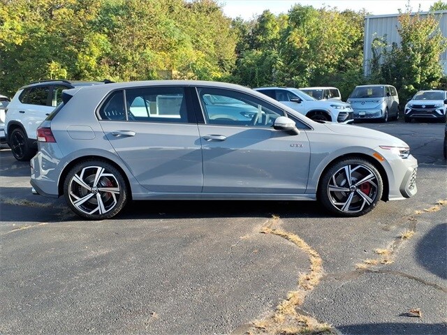 2025 Volkswagen Golf GTI SE photo 4