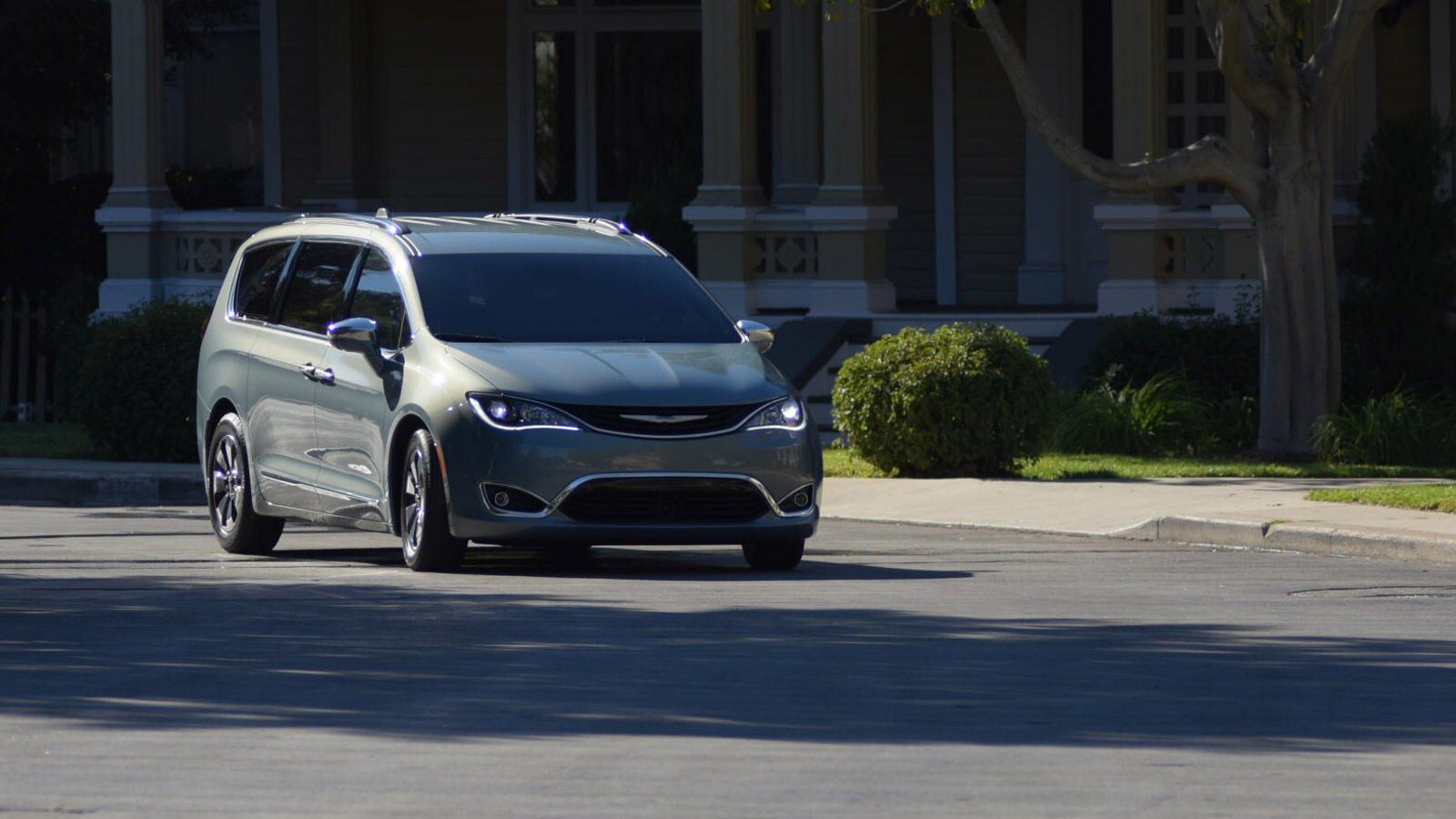 2017 Chrysler Pacifica Hybrid Minivan.jpg 2017