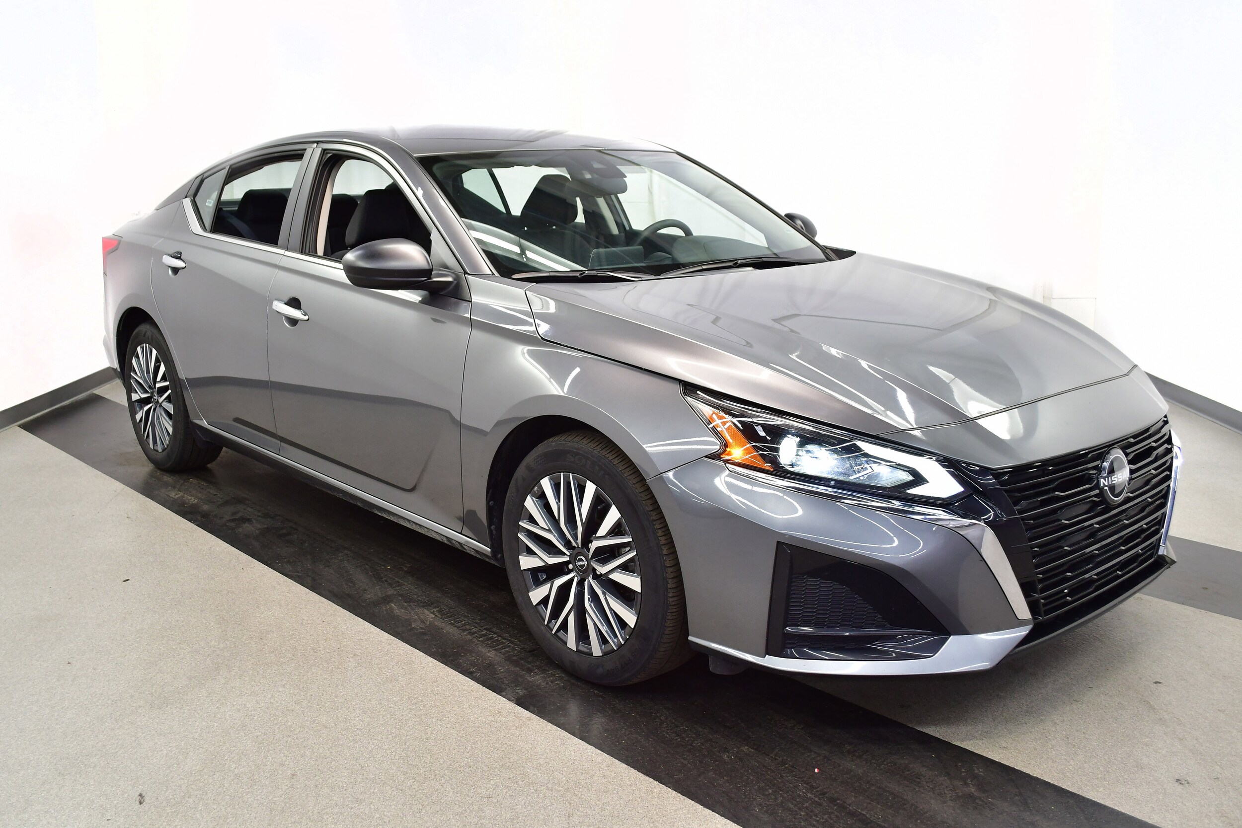 2024 Nissan Altima 2.5 SV photo 2