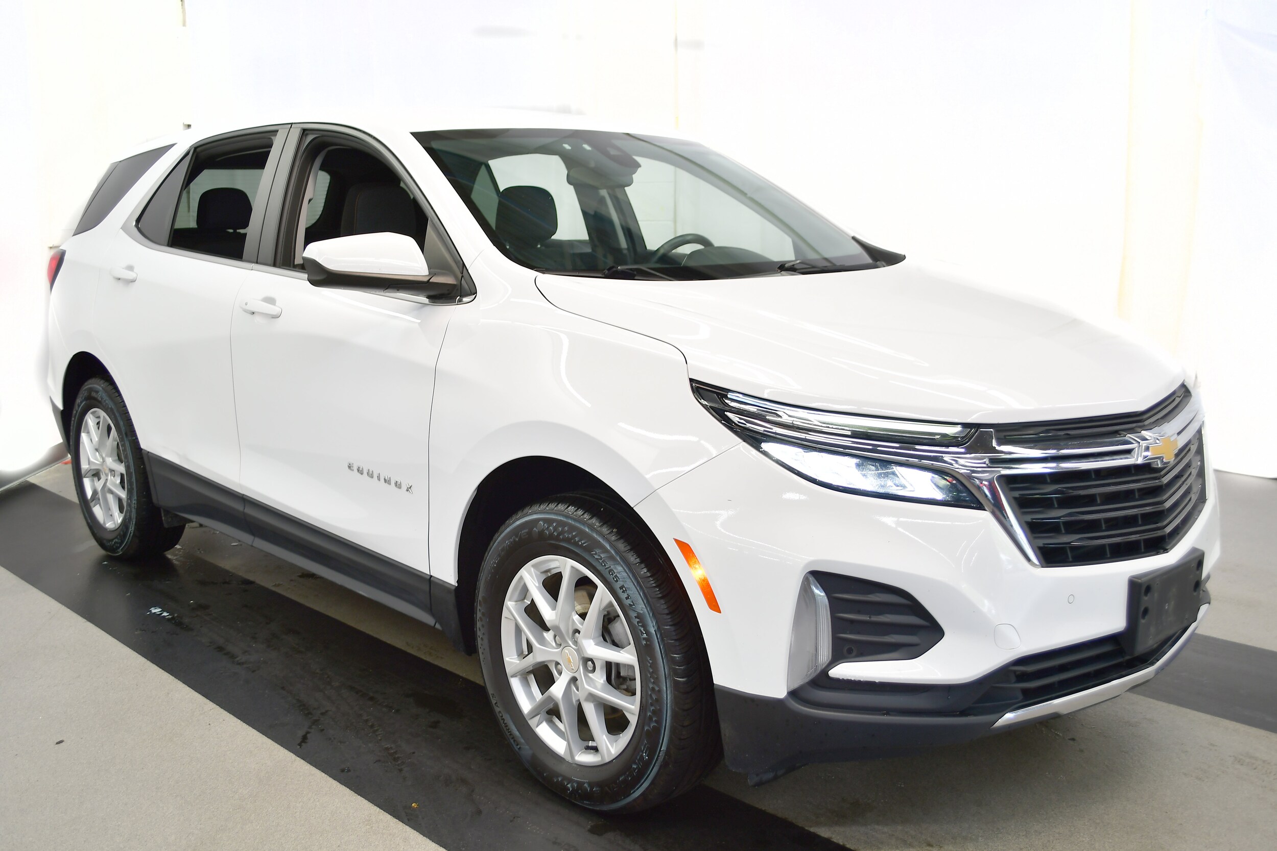 2022 Chevrolet Equinox LT photo 2
