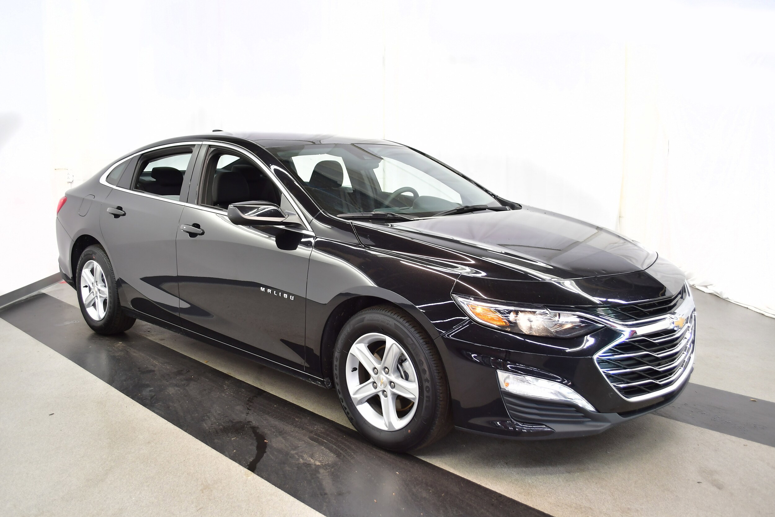 2024 Chevrolet Malibu 1LT photo 2