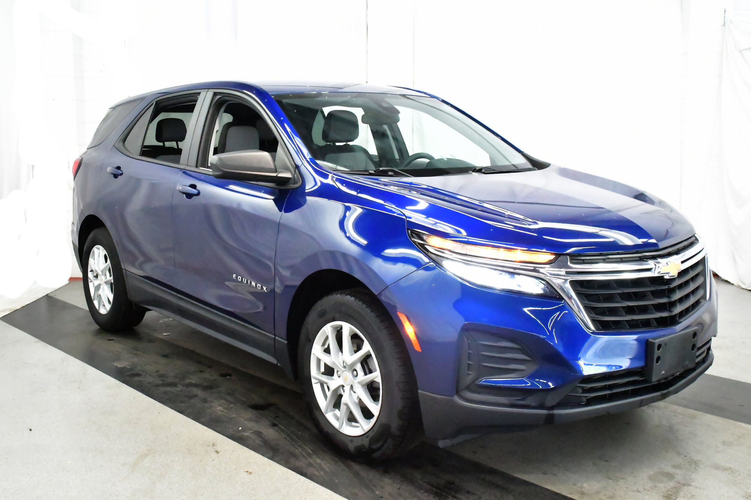 2022 Chevrolet Equinox LS photo 3