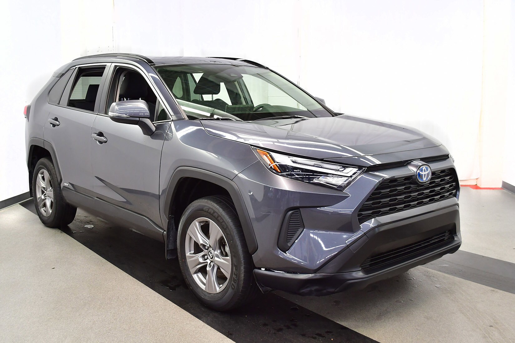 2023 Toyota RAV4 Hybrid XLE photo 2
