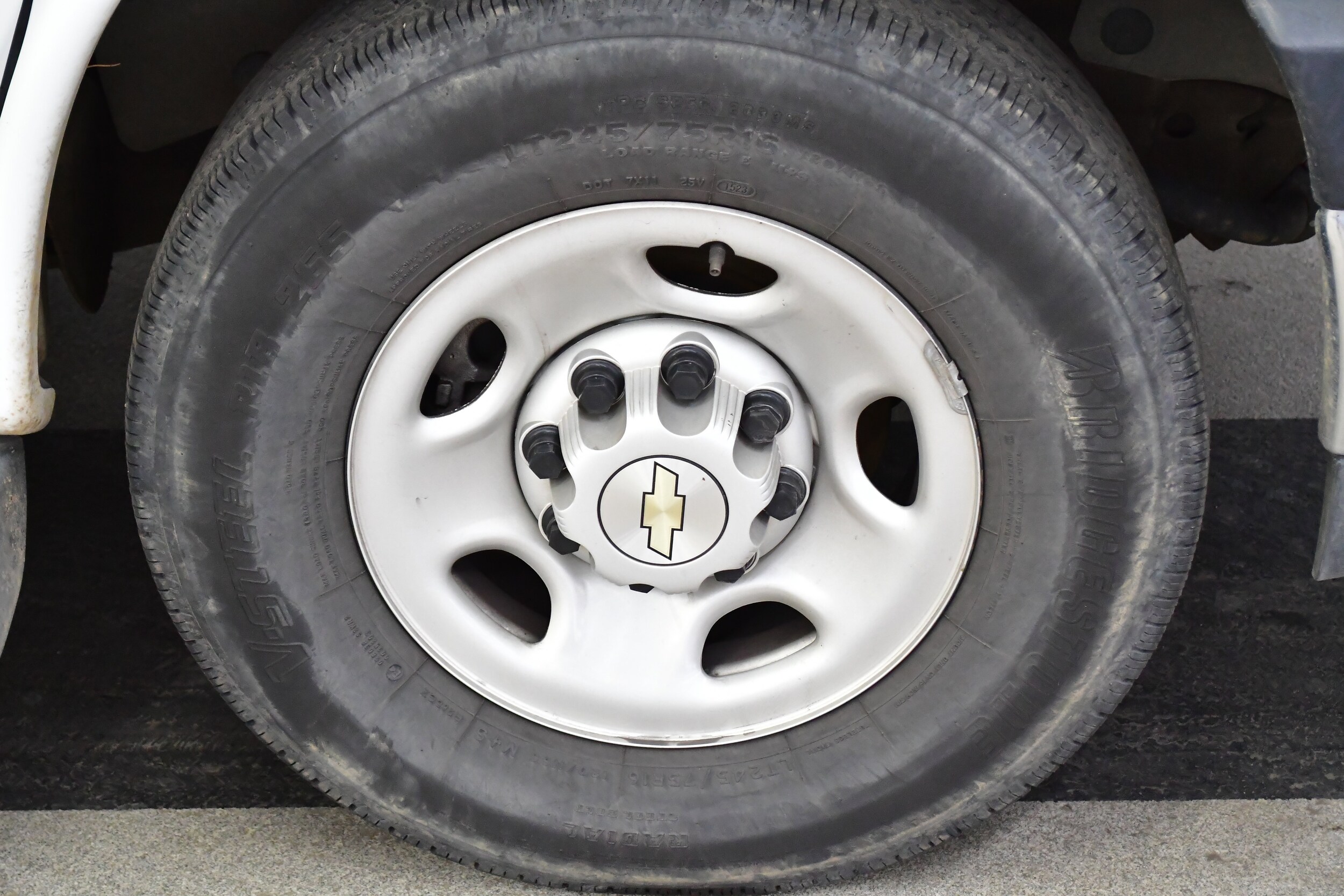 2024 Chevrolet Express Passenger LT - Photo 33