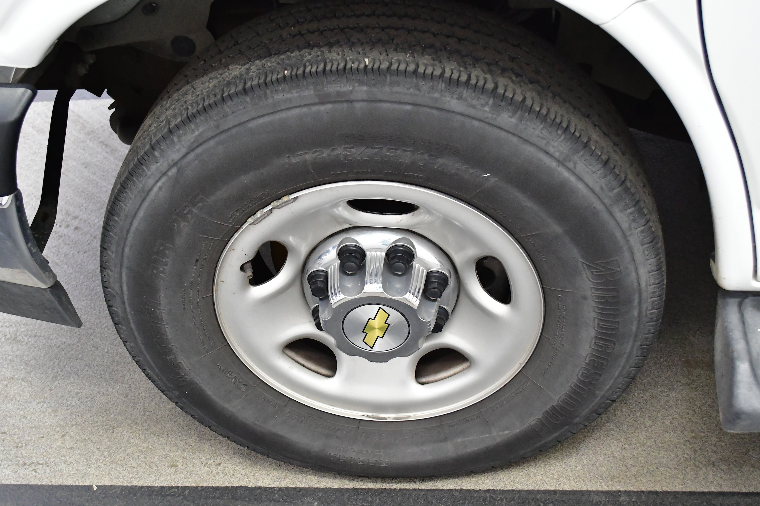 2024 Chevrolet Express Passenger LT - Photo 32