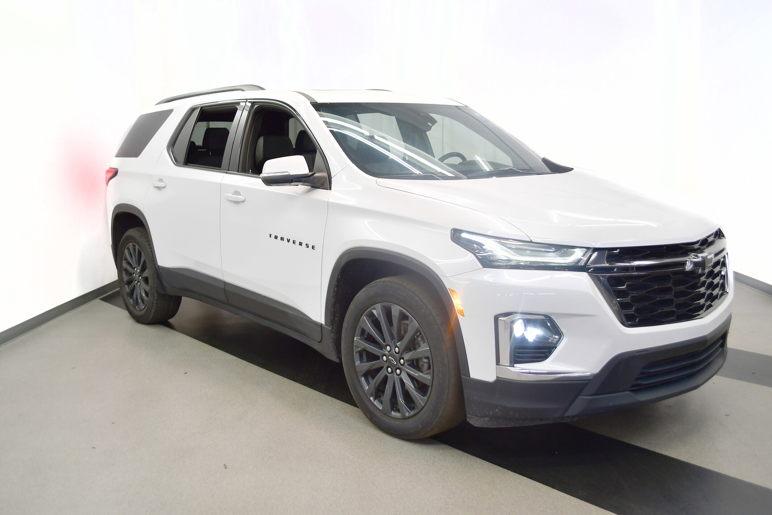 2023 Chevrolet Traverse RS photo 2