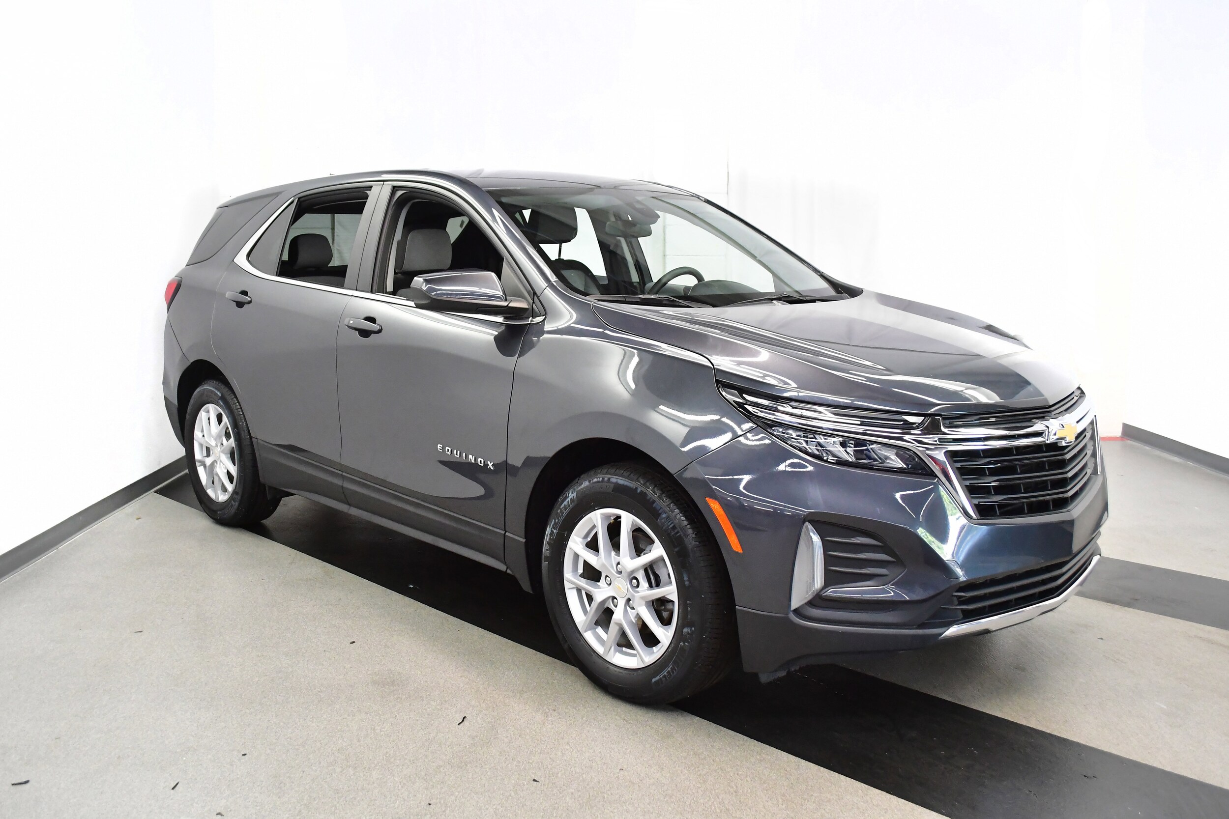 2023 Chevrolet Equinox LT photo 2