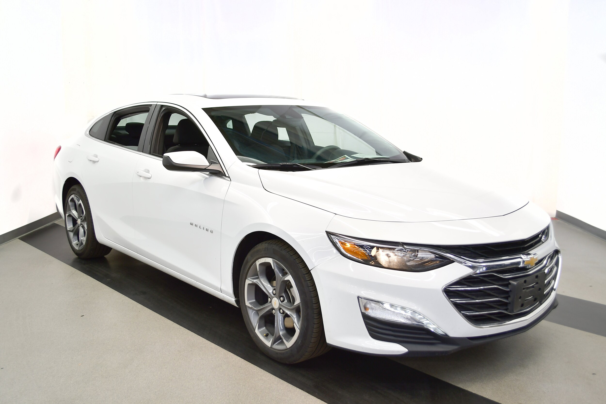 2024 Chevrolet Malibu 1LT photo 2