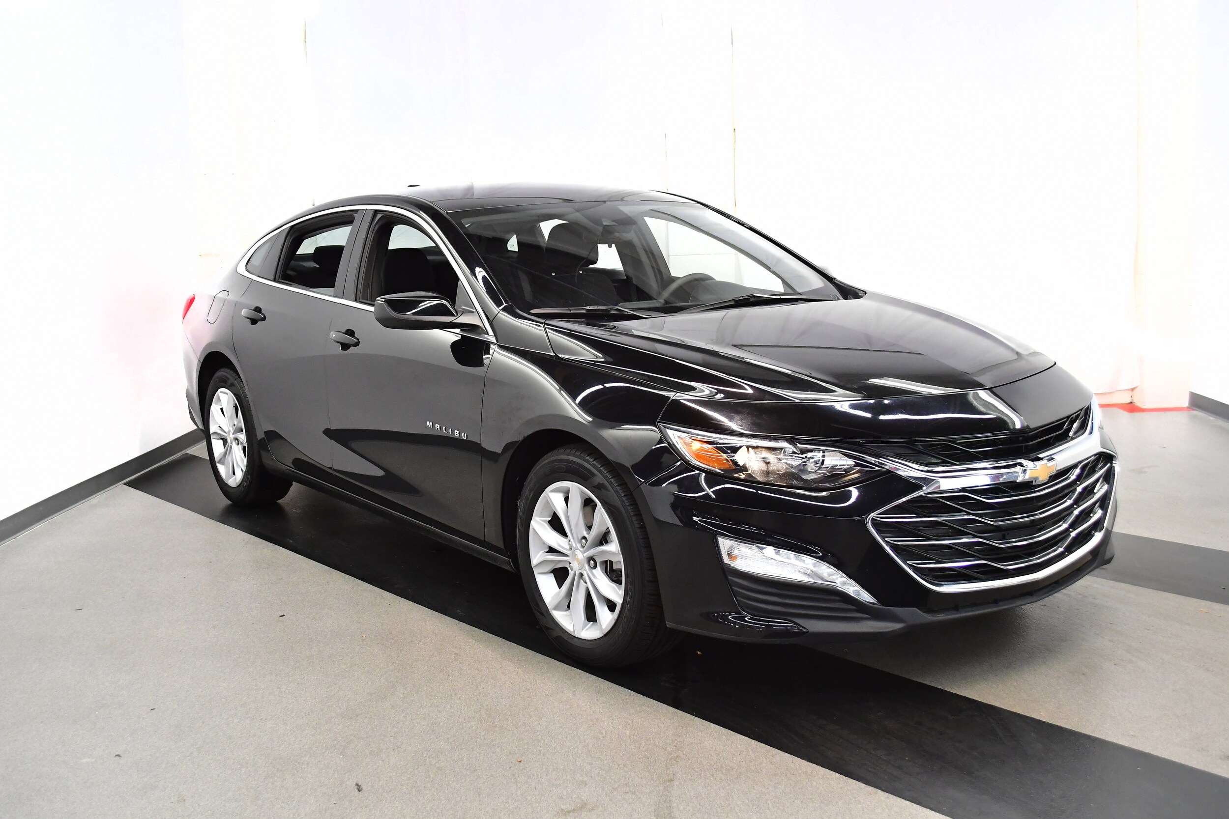 2024 Chevrolet Malibu 1LT photo 2