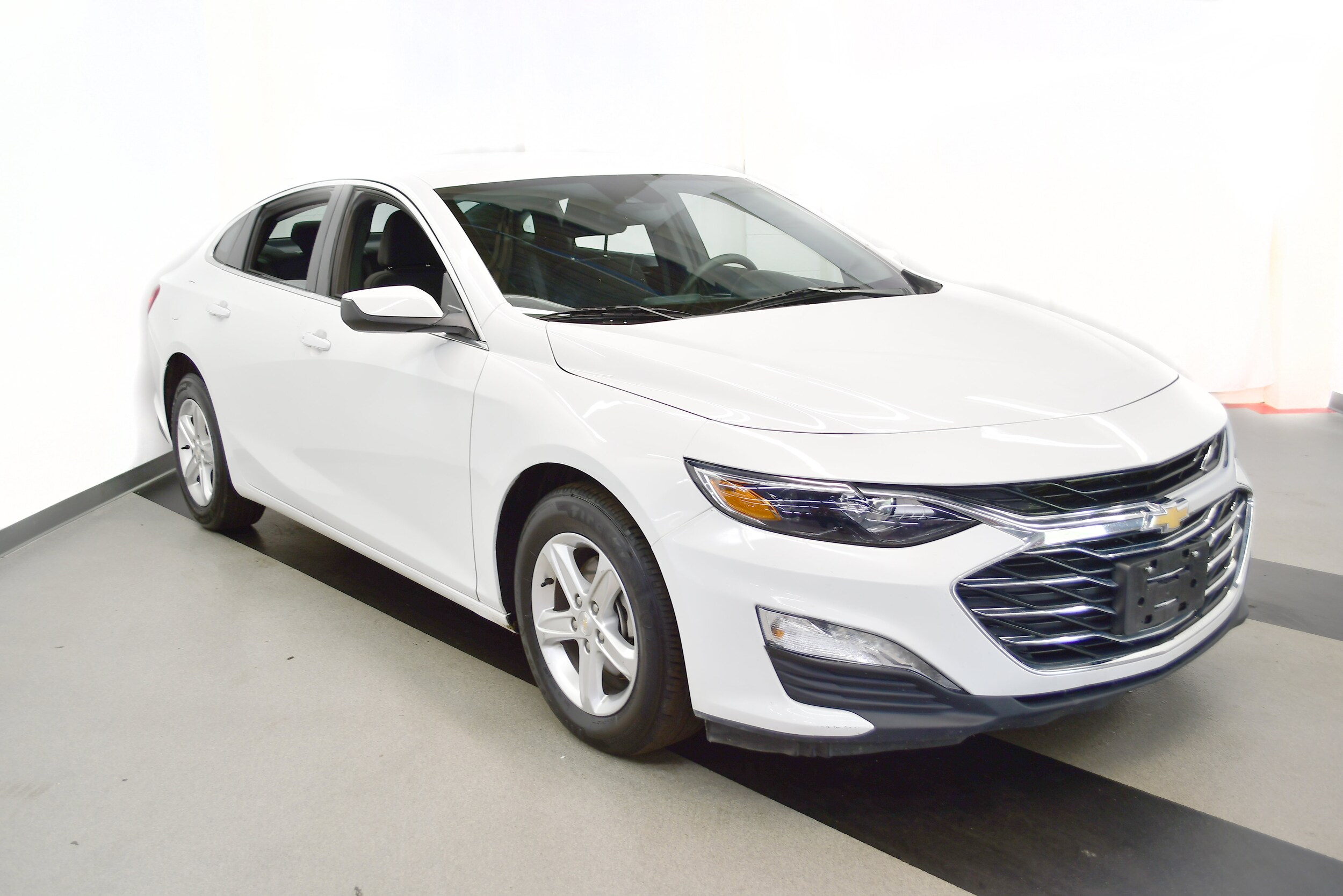 2024 Chevrolet Malibu 1LT photo 2