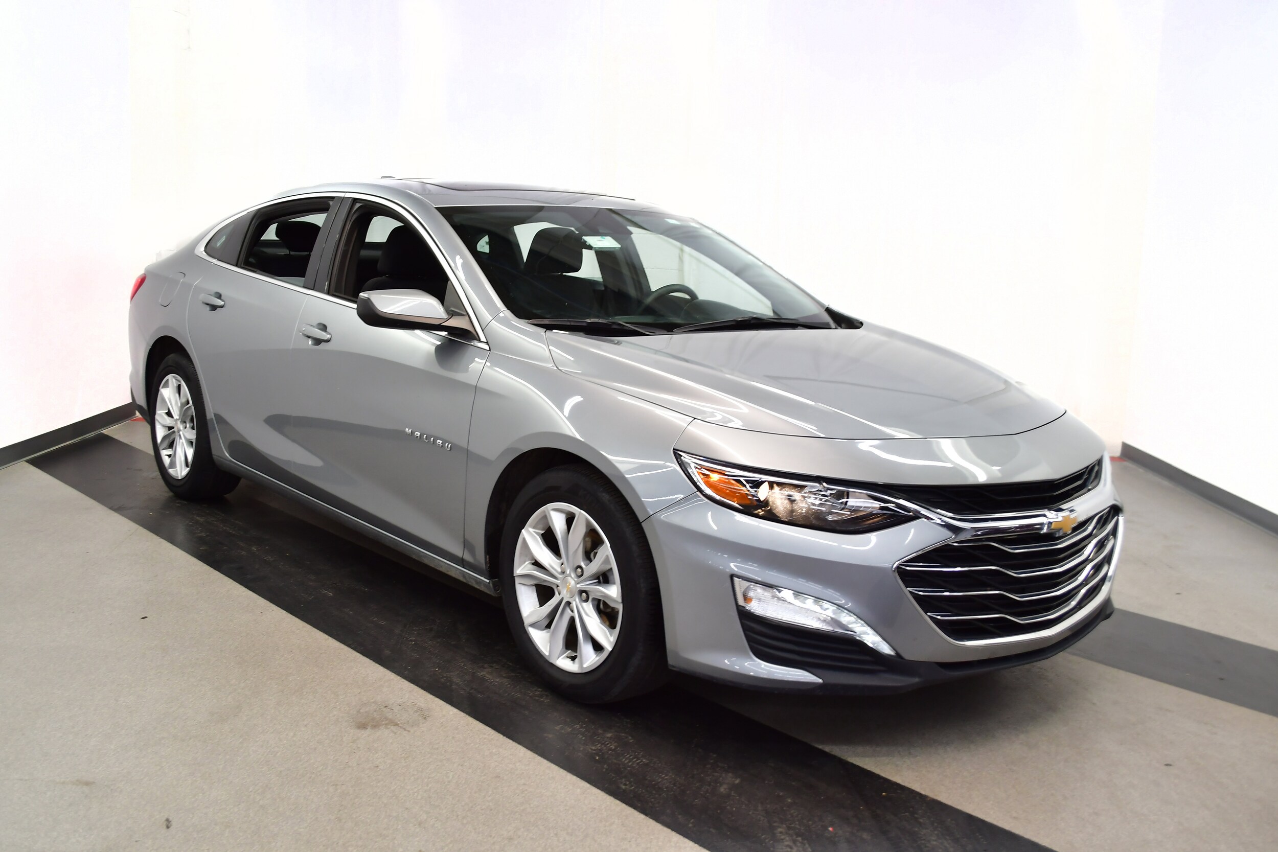 2024 Chevrolet Malibu 1LT photo 2