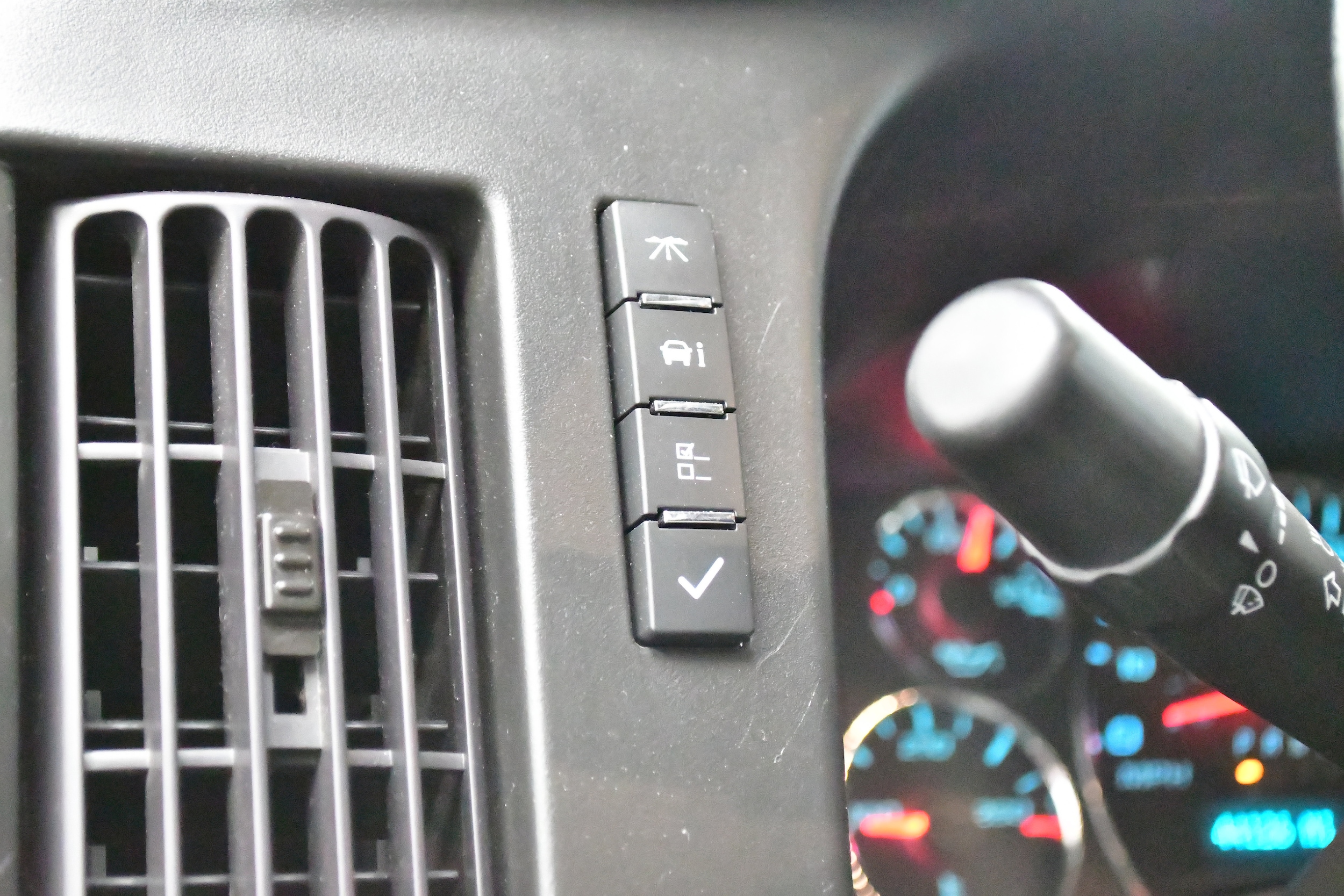 2024 Chevrolet Express Passenger LT - Photo 18
