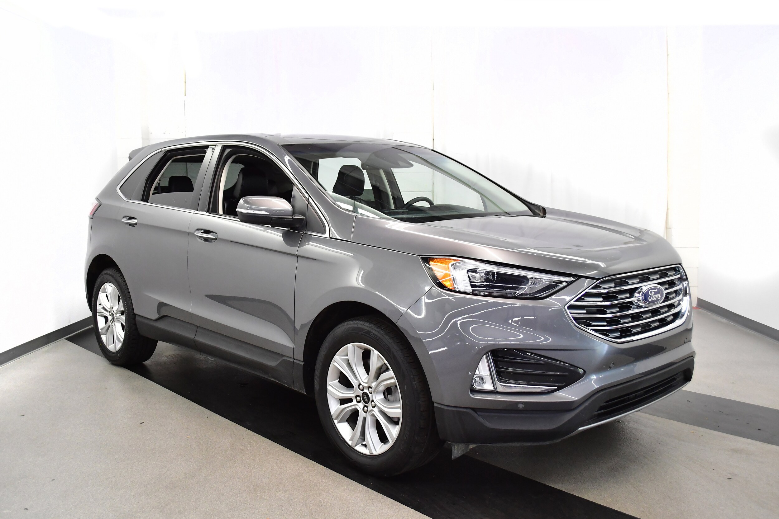 2024 Ford Edge Titanium photo 2