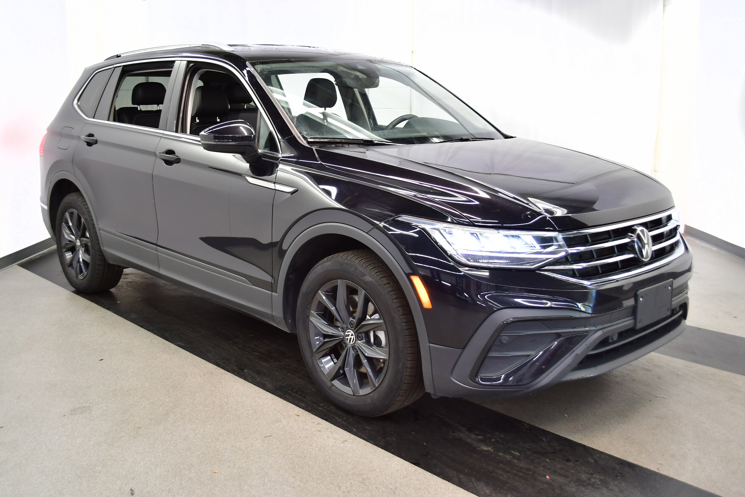 2024 Volkswagen Tiguan SE Wolfsburg Edition photo 2