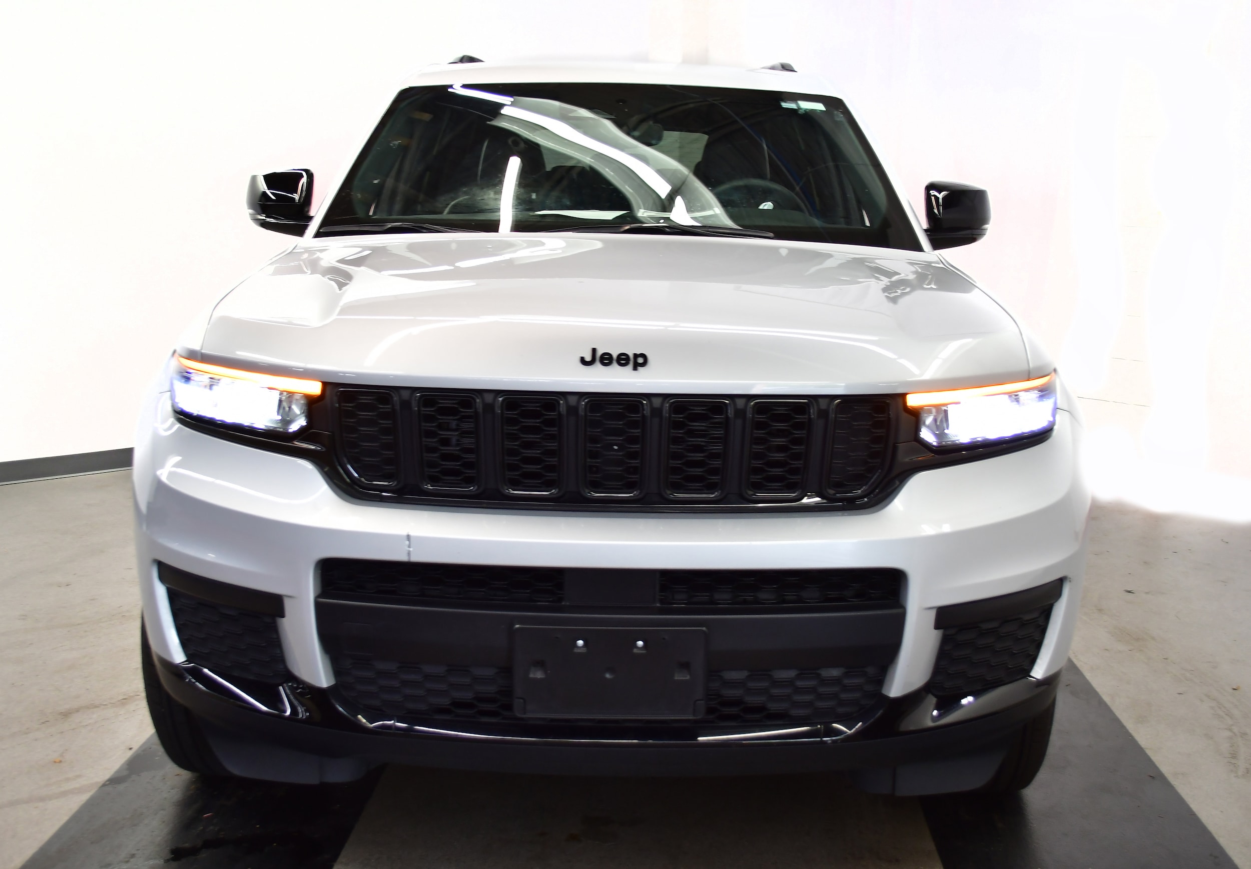 2024 Jeep Grand Cherokee Altitude photo 2