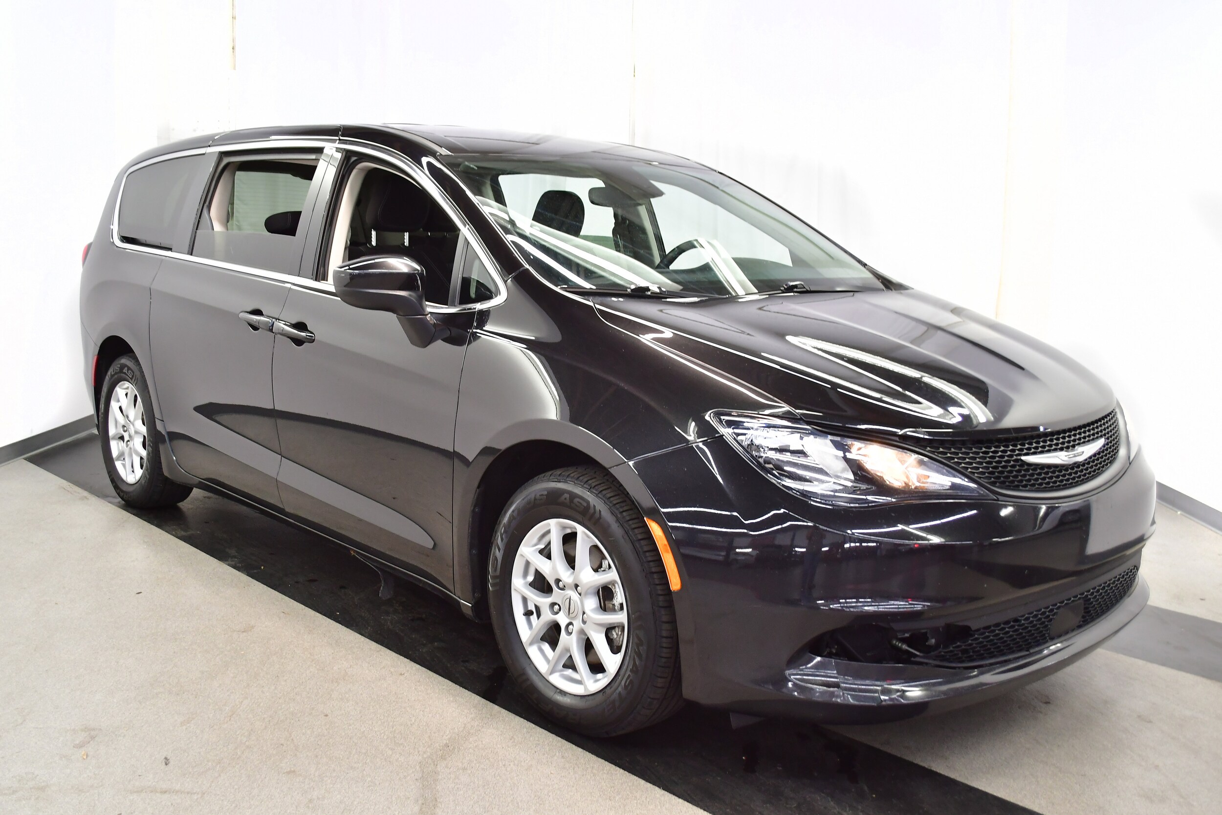 2023 Chrysler Voyager LX photo 2