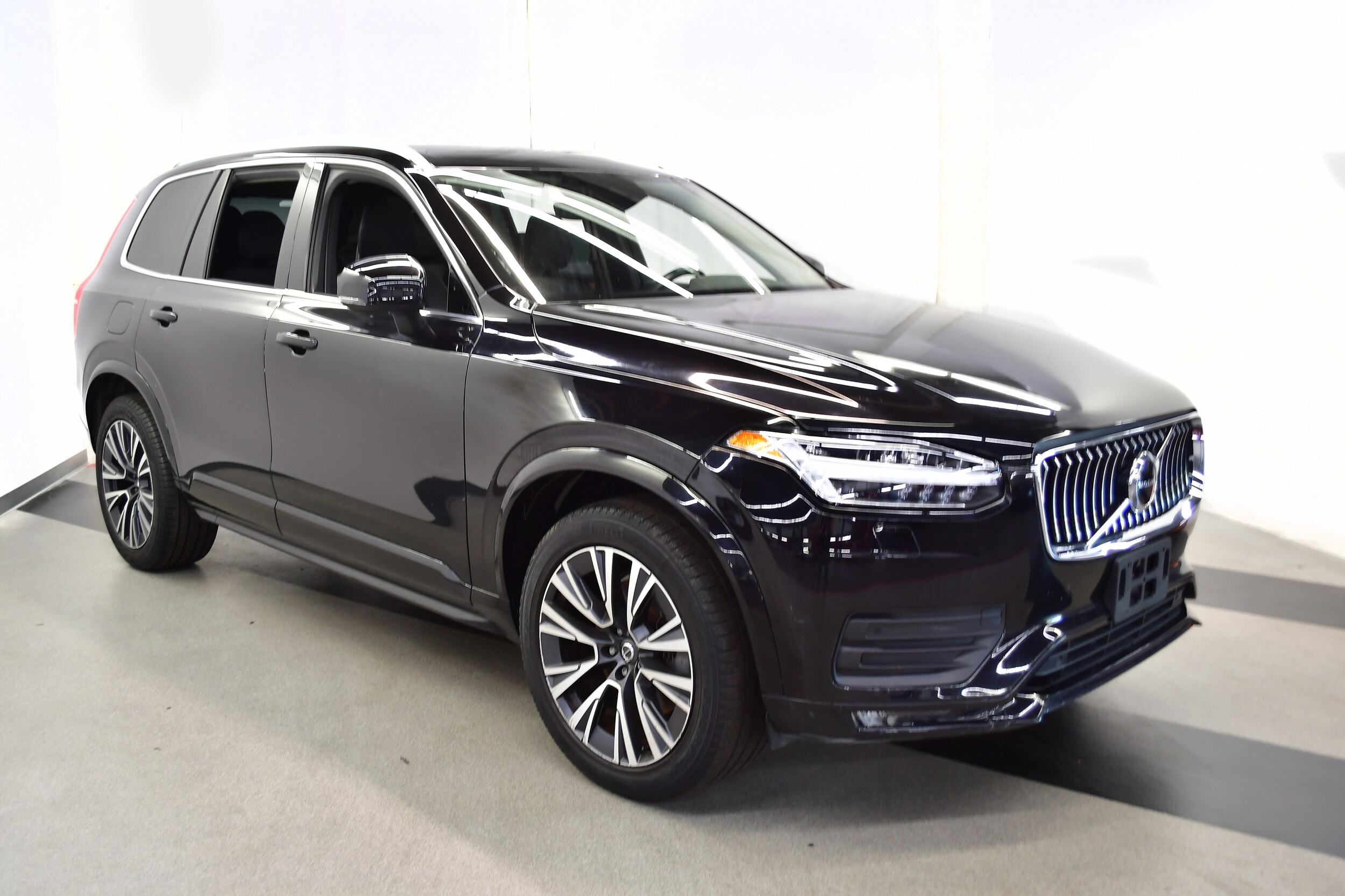 2022 Volvo XC90 T6 Momentum photo 2