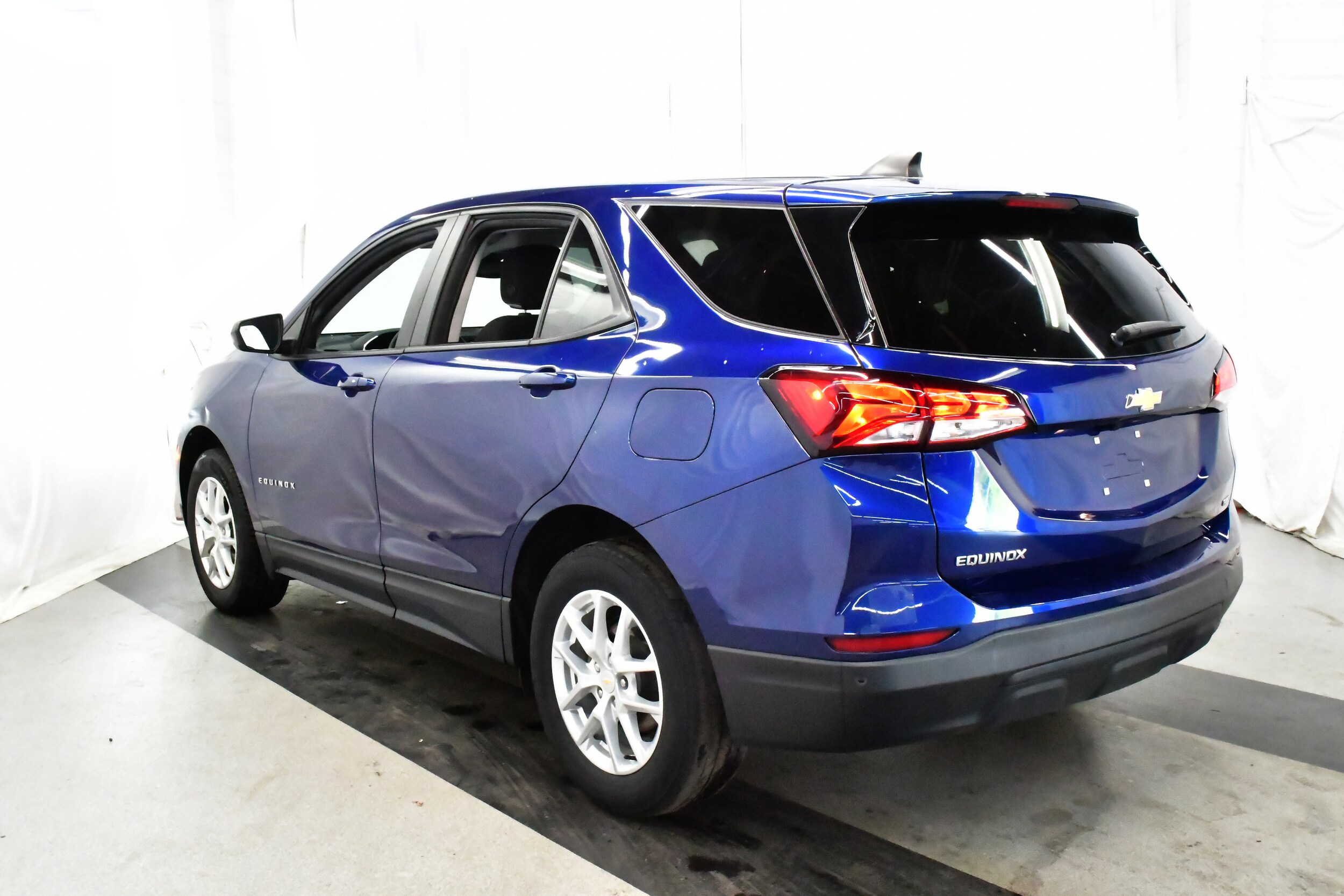 2022 Chevrolet Equinox LS photo 2