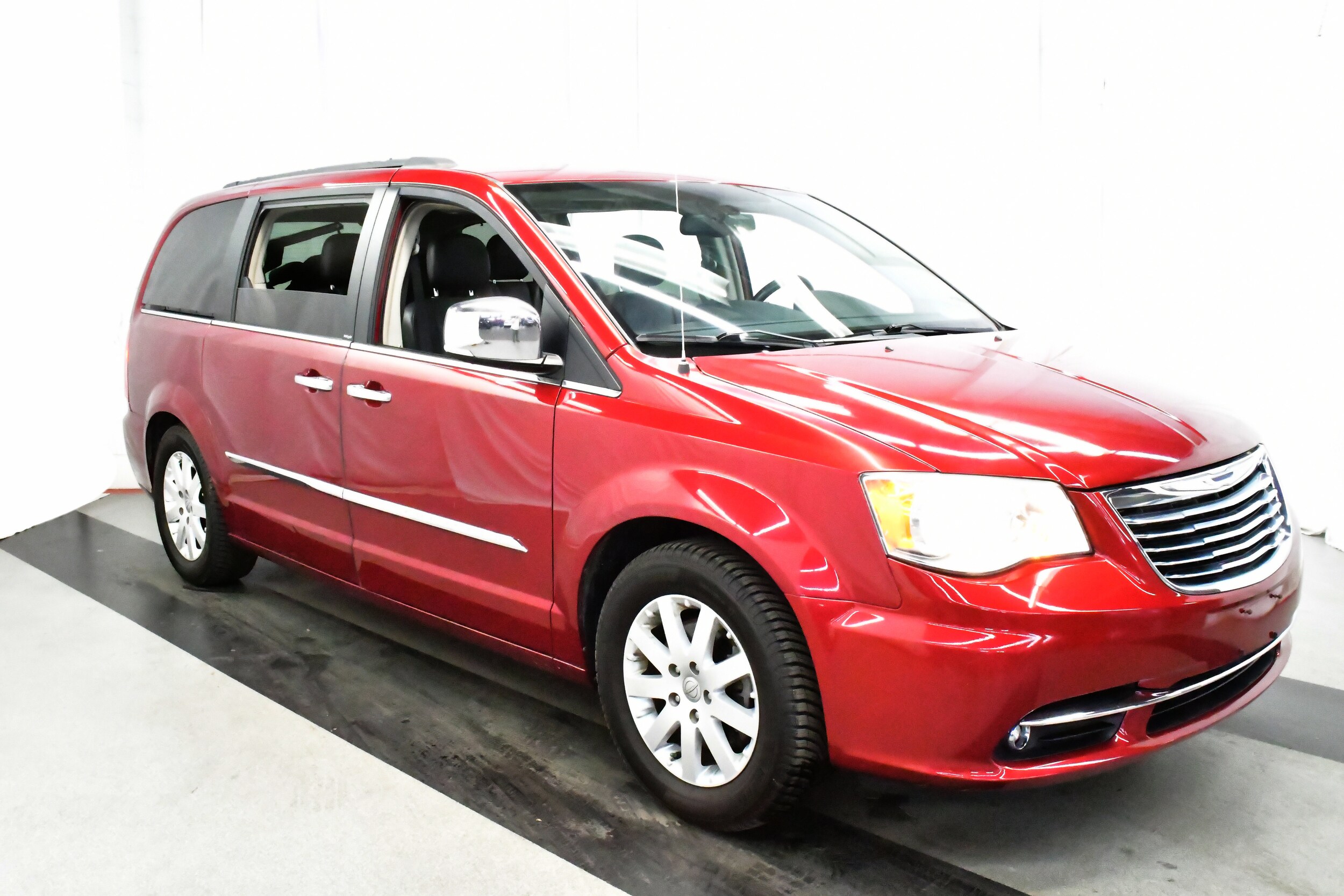 2012 Chrysler Town & Country photo 2