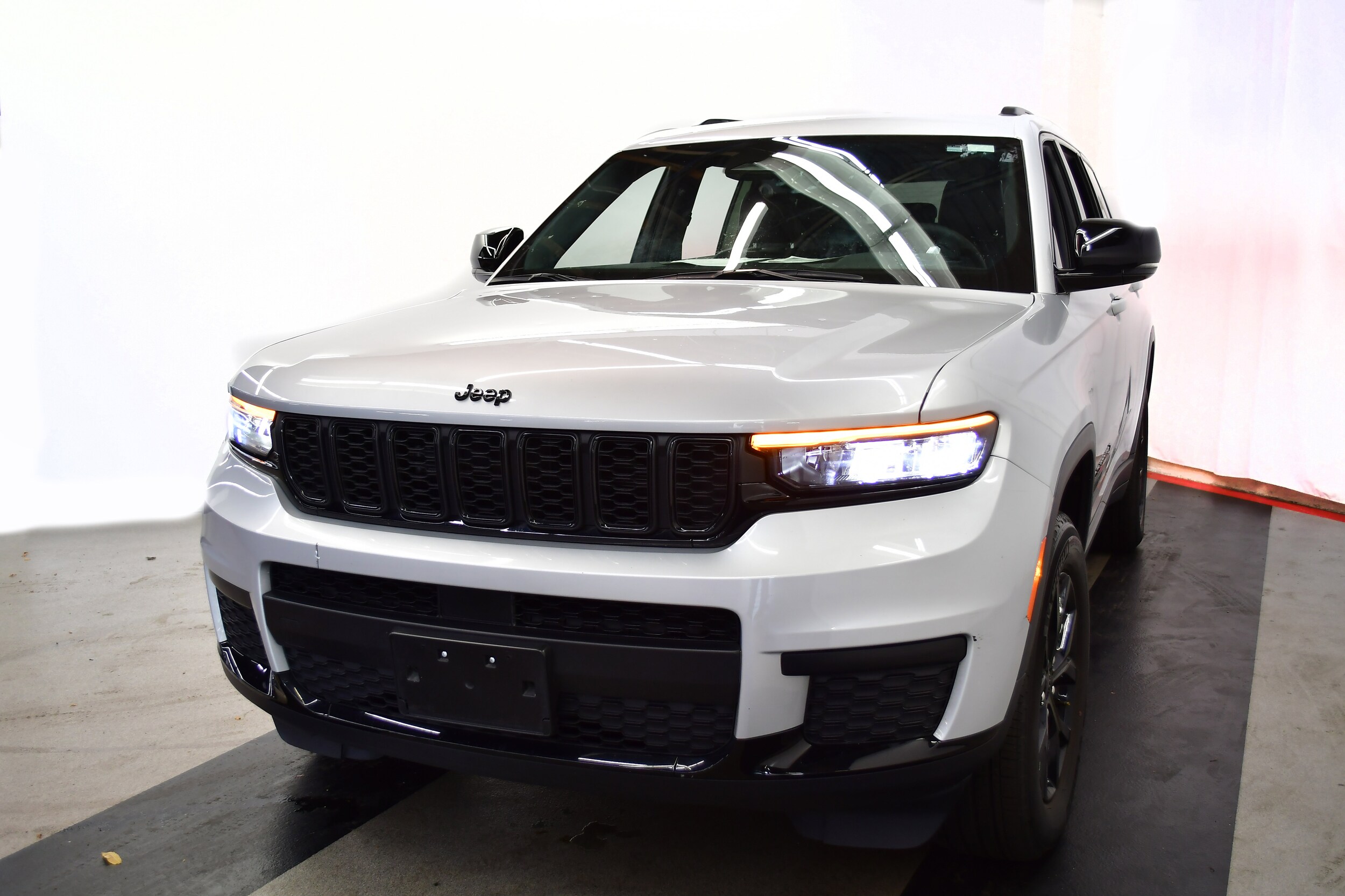 2024 Jeep Grand Cherokee Altitude photo 3