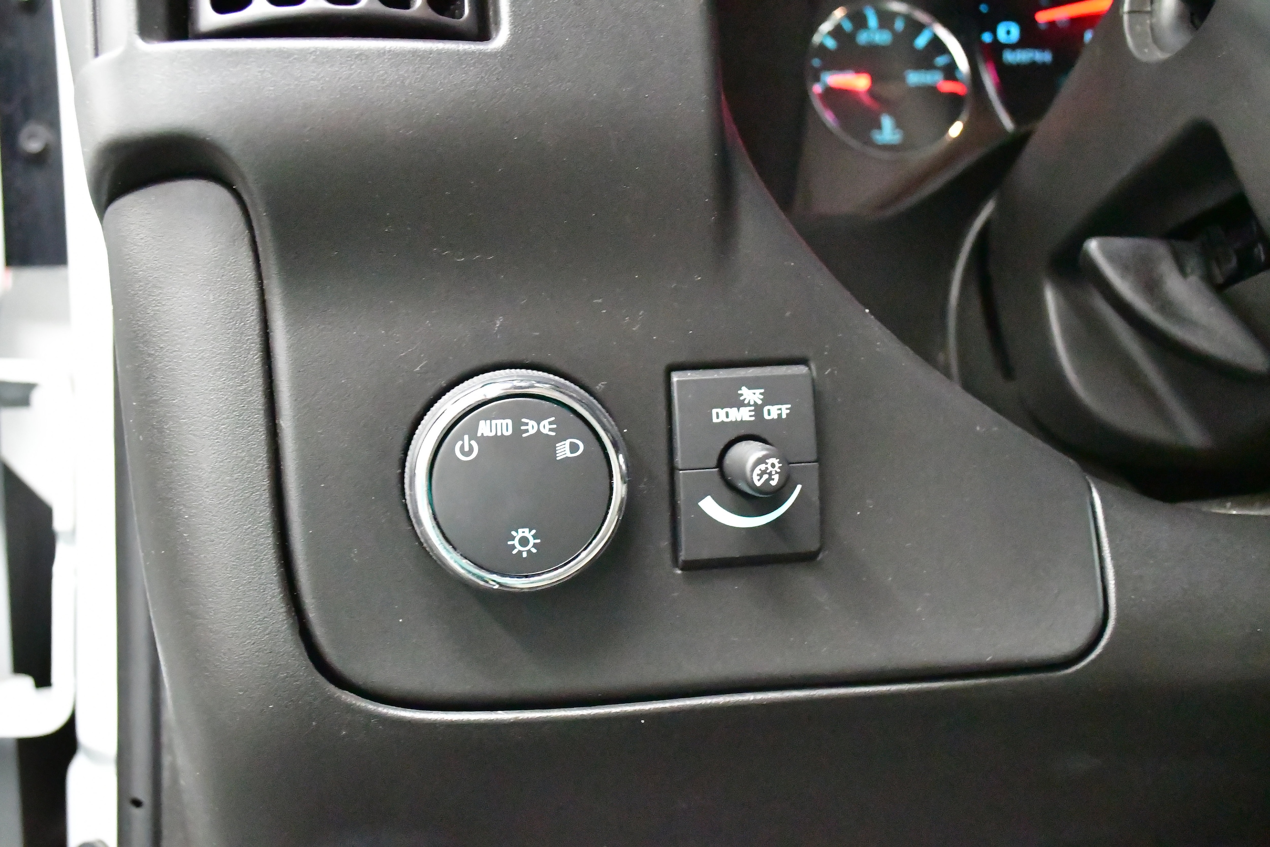 2024 Chevrolet Express Passenger LT - Photo 17