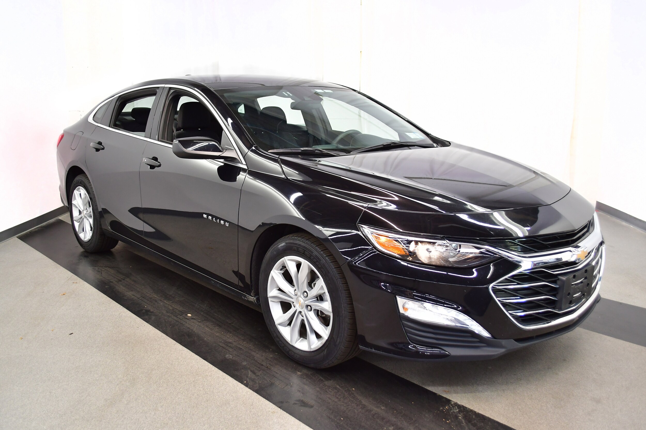 2024 Chevrolet Malibu 1LT photo 2