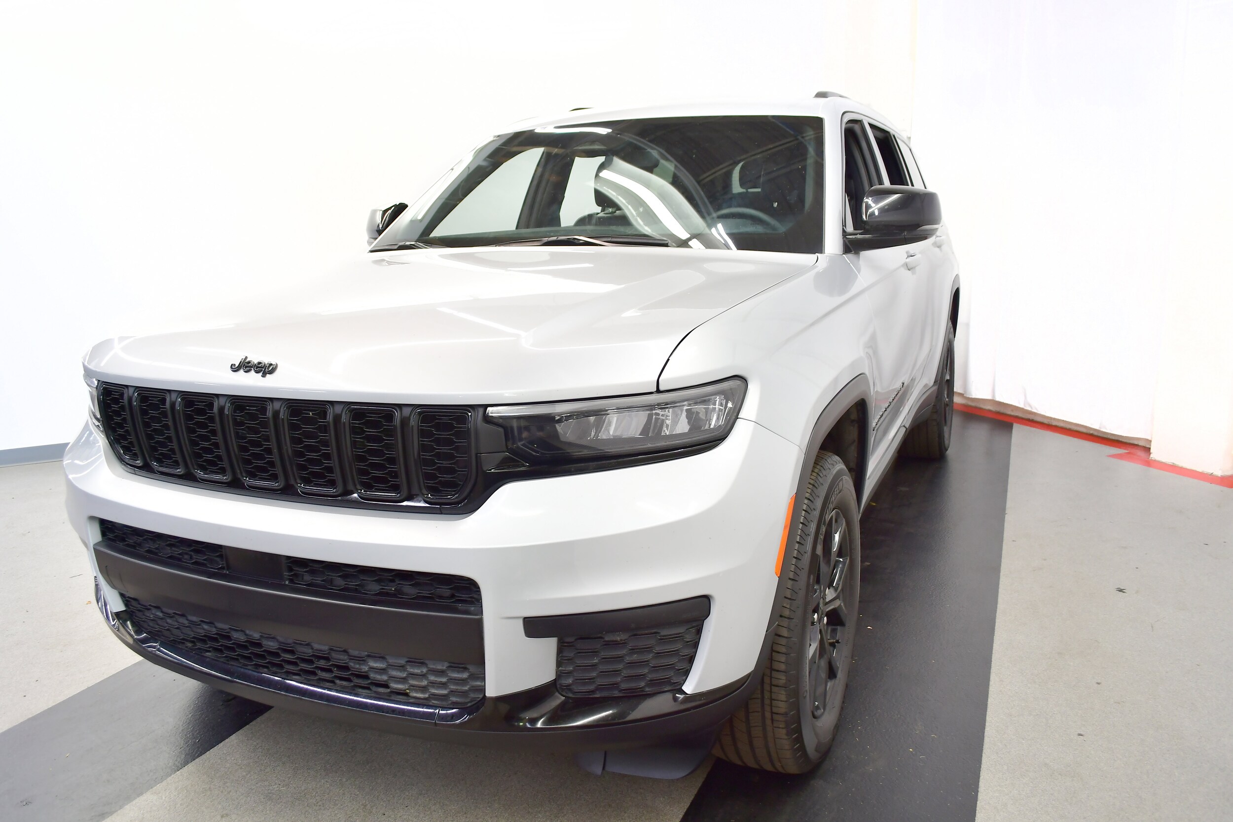 2024 Jeep Grand Cherokee Altitude photo 2