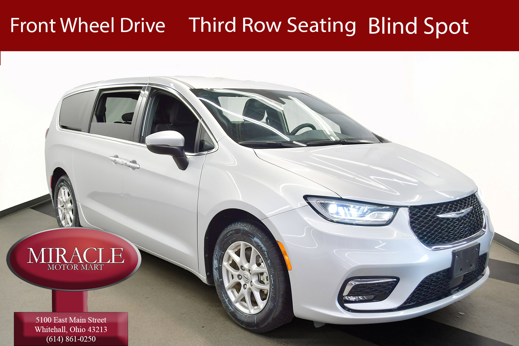 2023 Chrysler Pacifica Touring's photo