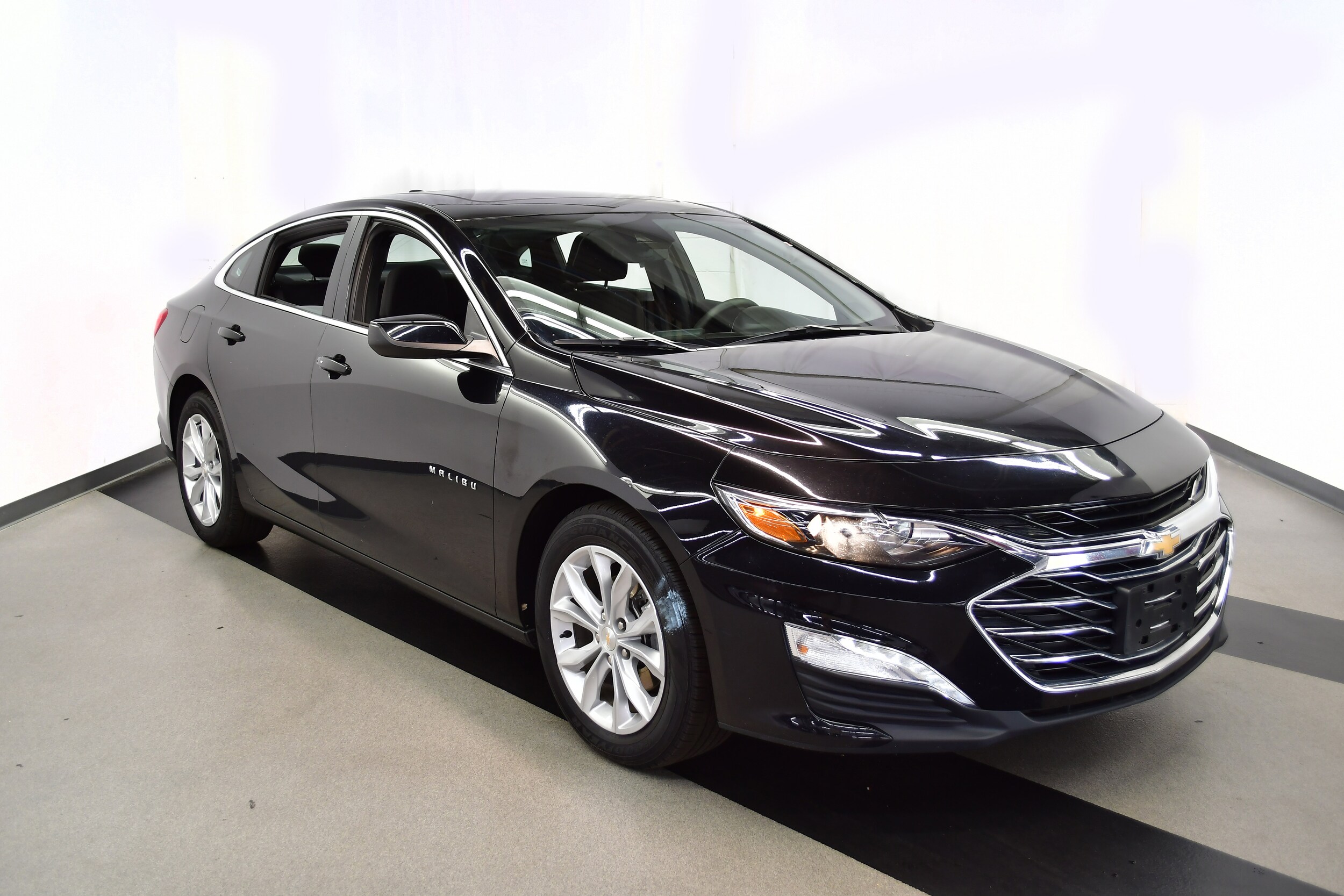 2024 Chevrolet Malibu 1LT photo 2