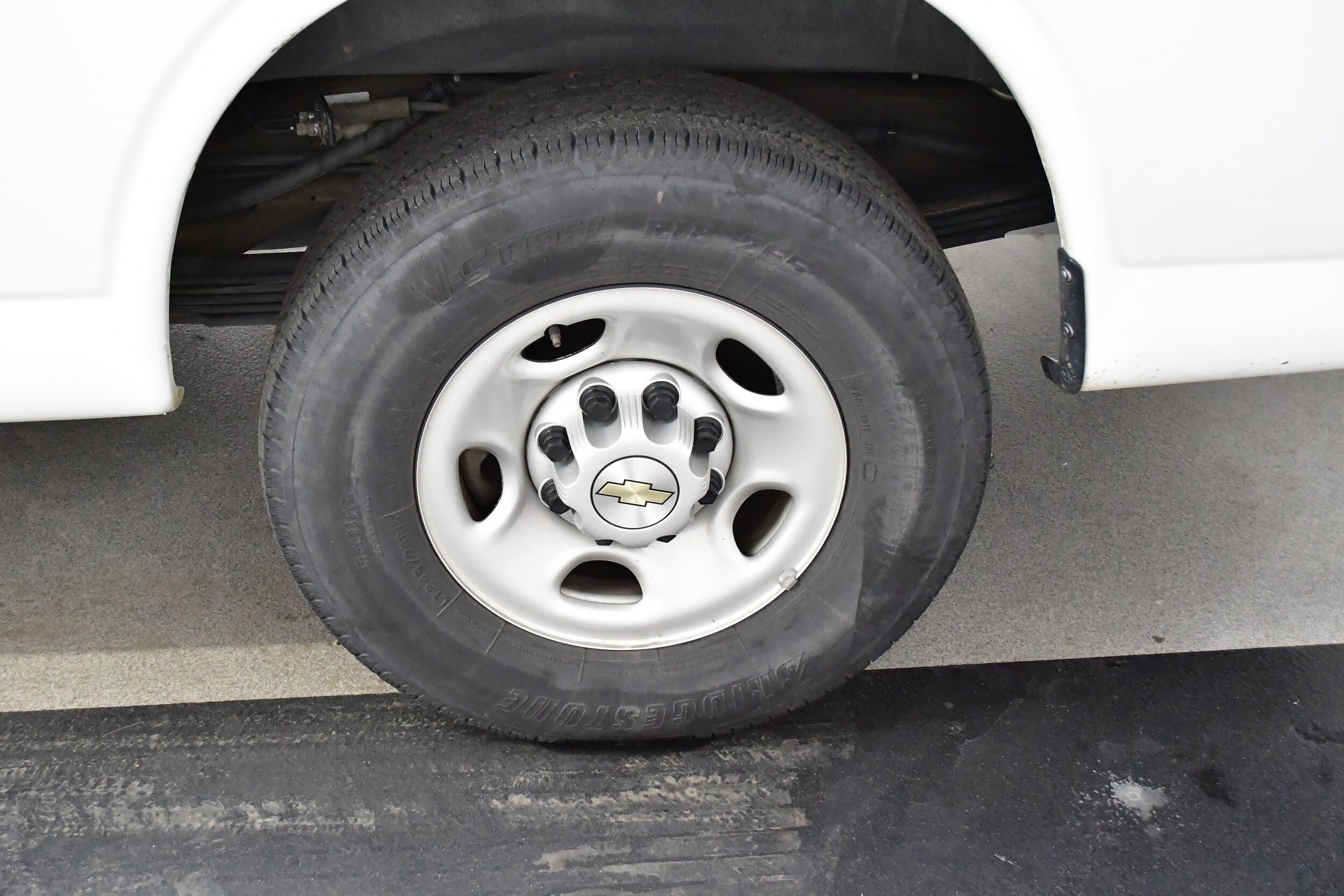 2024 Chevrolet Express Passenger LT - Photo 31
