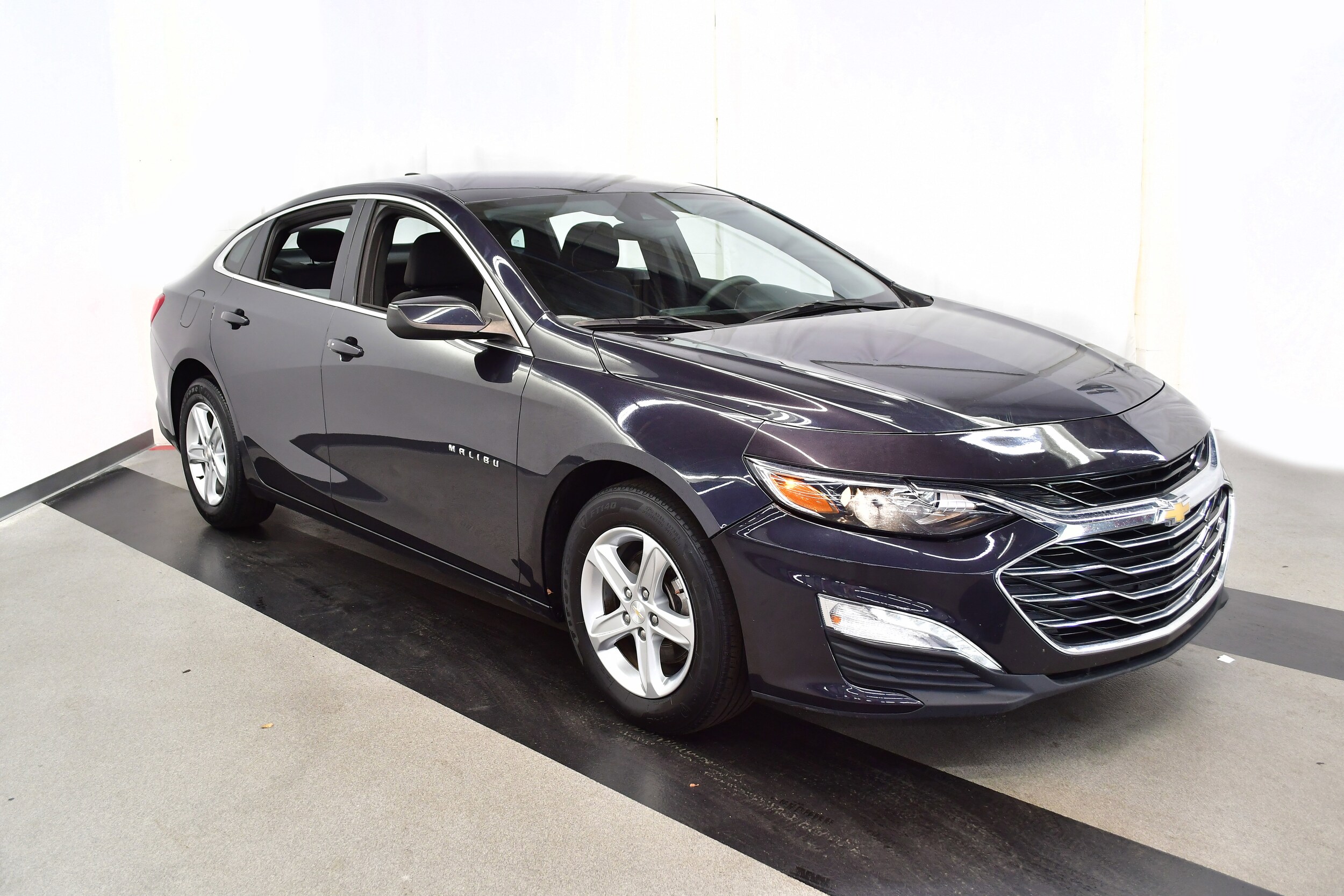 2023 Chevrolet Malibu 1LT photo 2