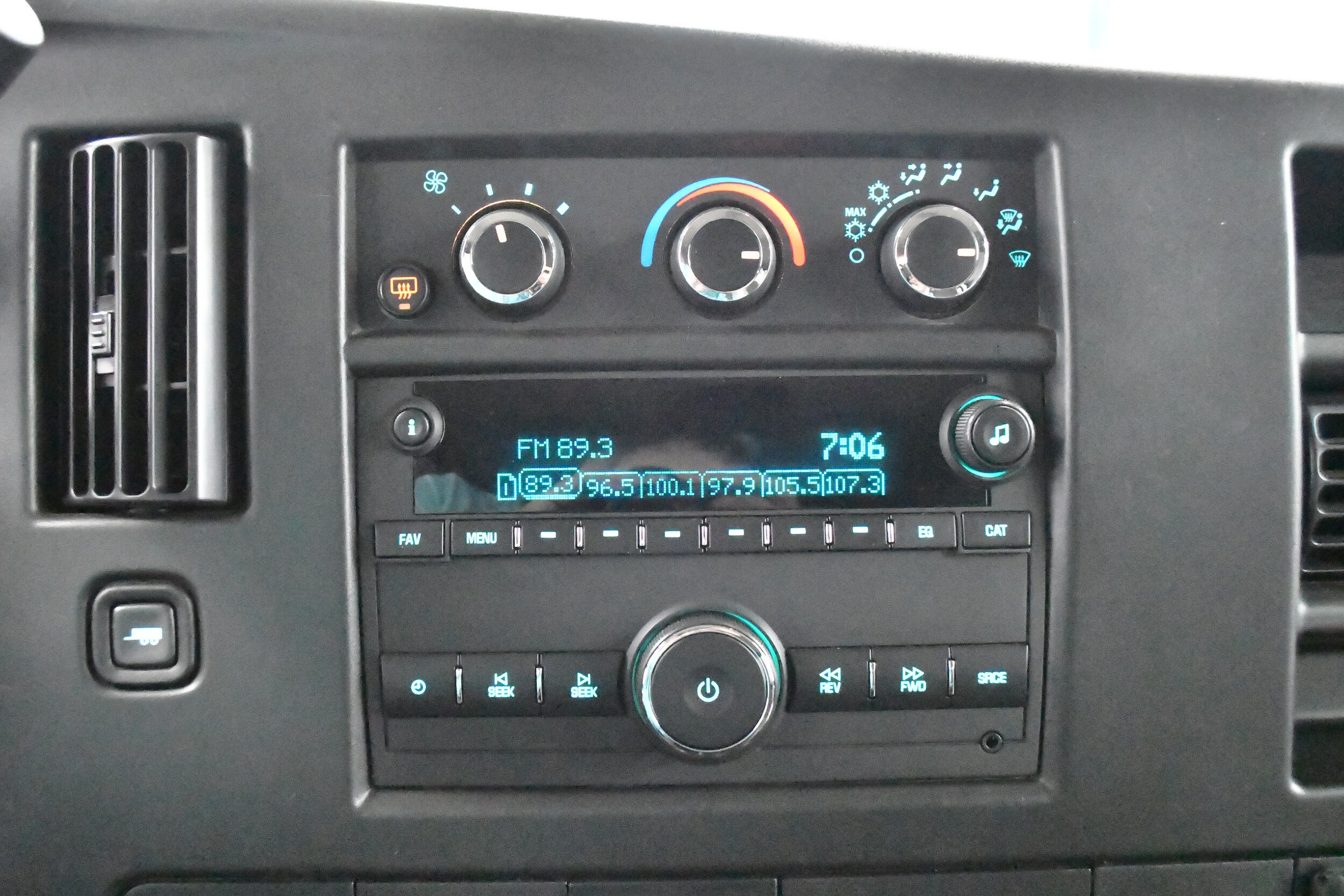 2024 Chevrolet Express Passenger LT - Photo 26