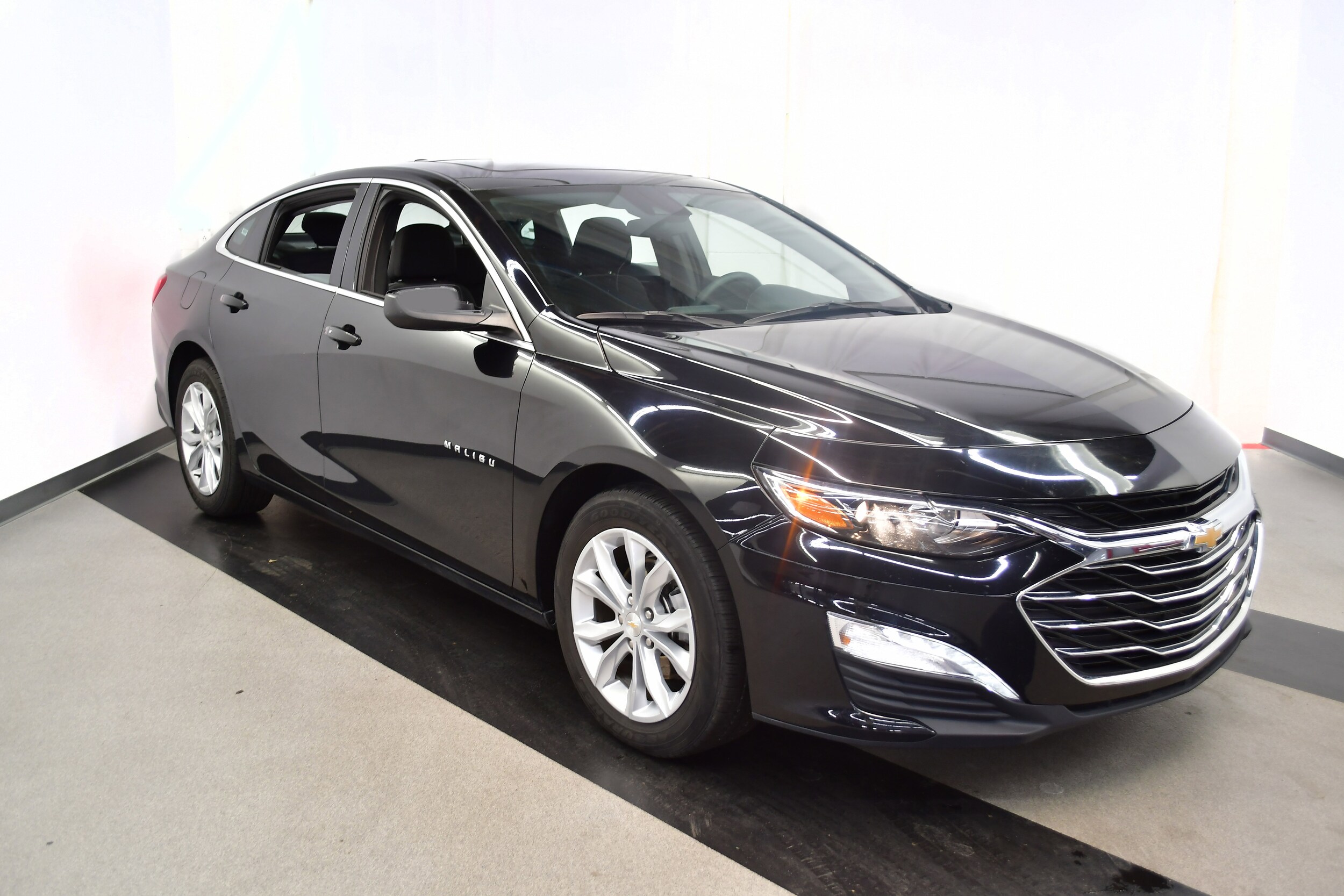 2024 Chevrolet Malibu 1LT photo 2