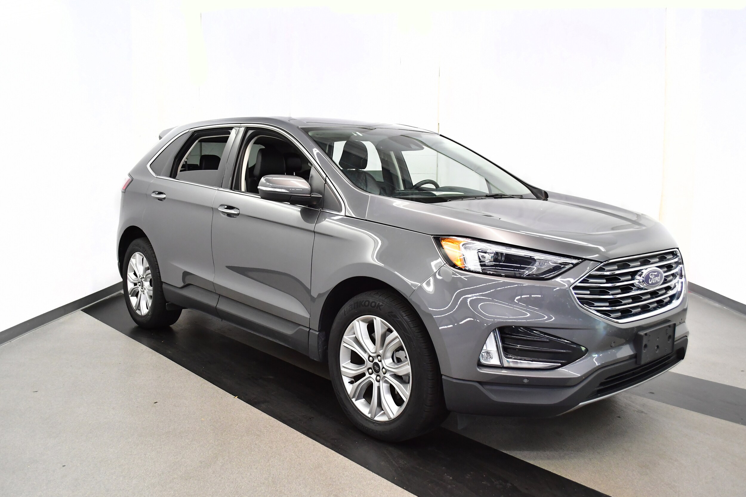 2024 Ford Edge Titanium photo 2