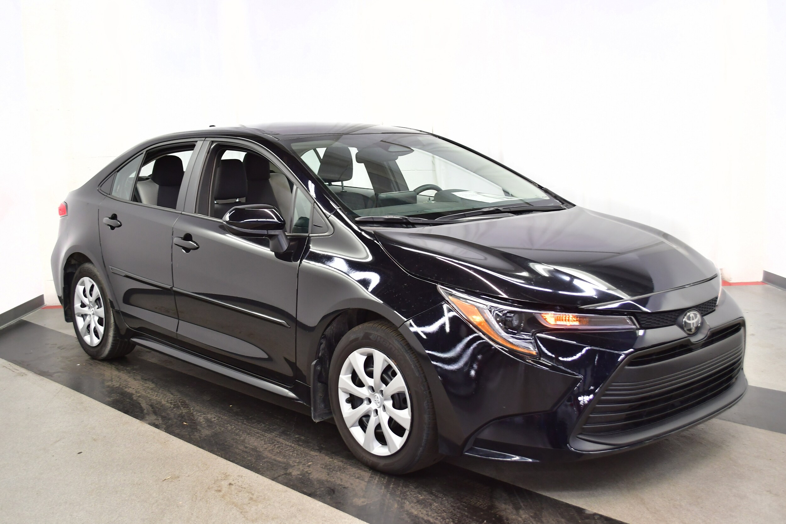 2025 Toyota Corolla LE photo 2