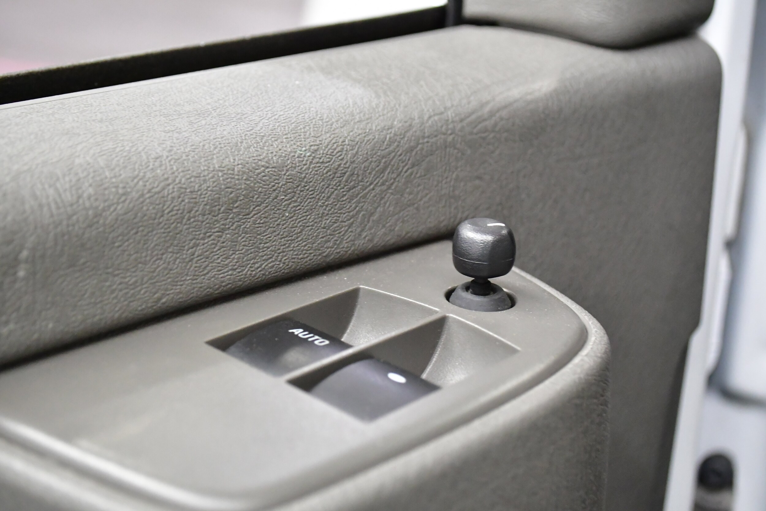 2024 Chevrolet Express Passenger LT - Photo 15