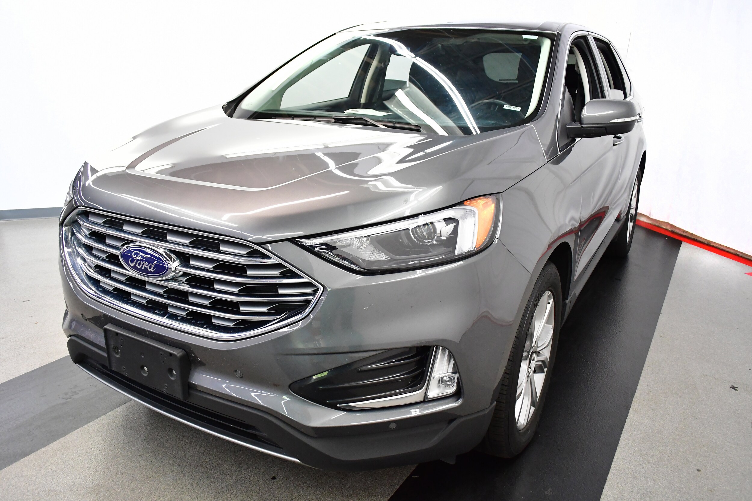 2024 Ford Edge Titanium photo 3