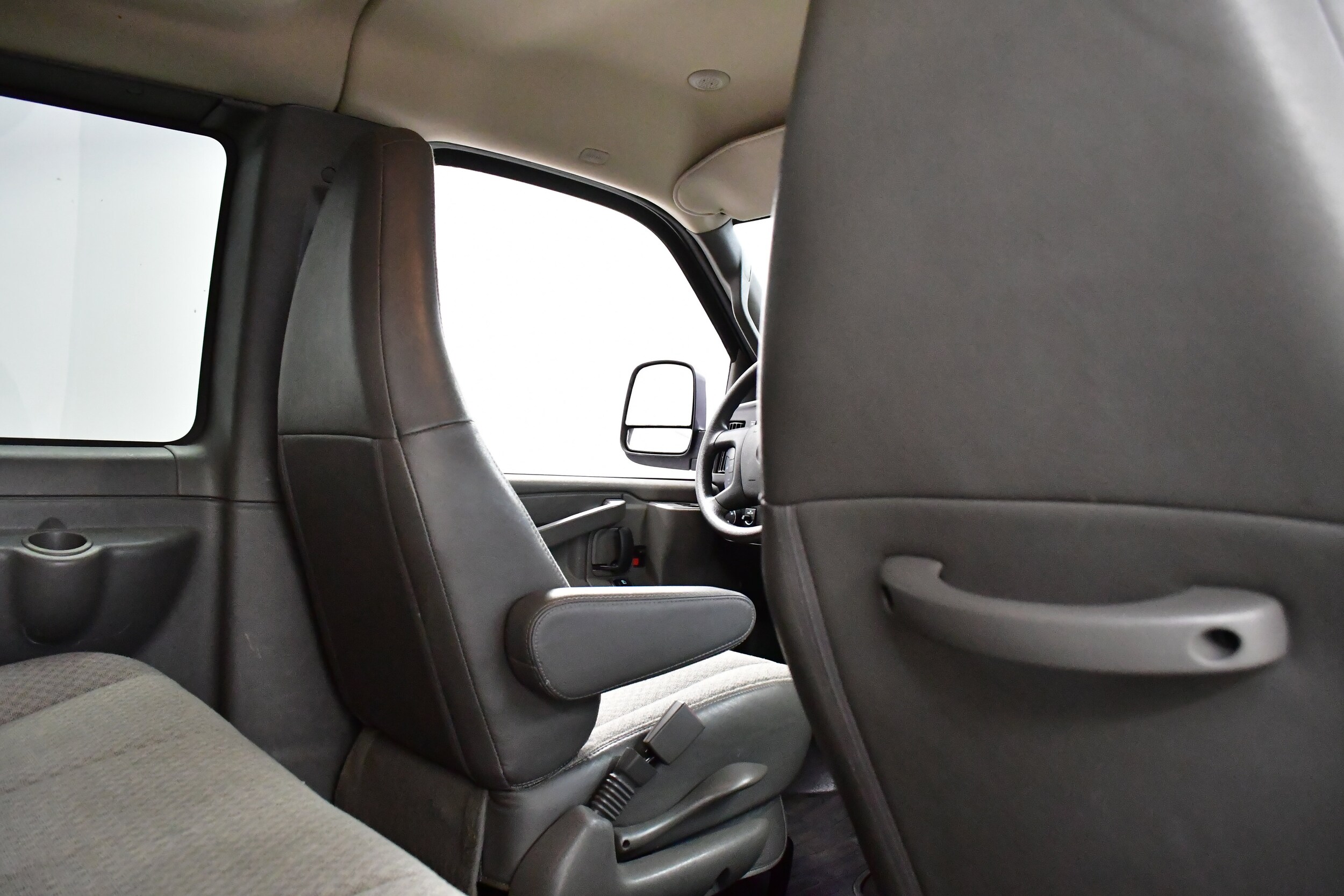 2024 Chevrolet Express Passenger LT - Photo 19
