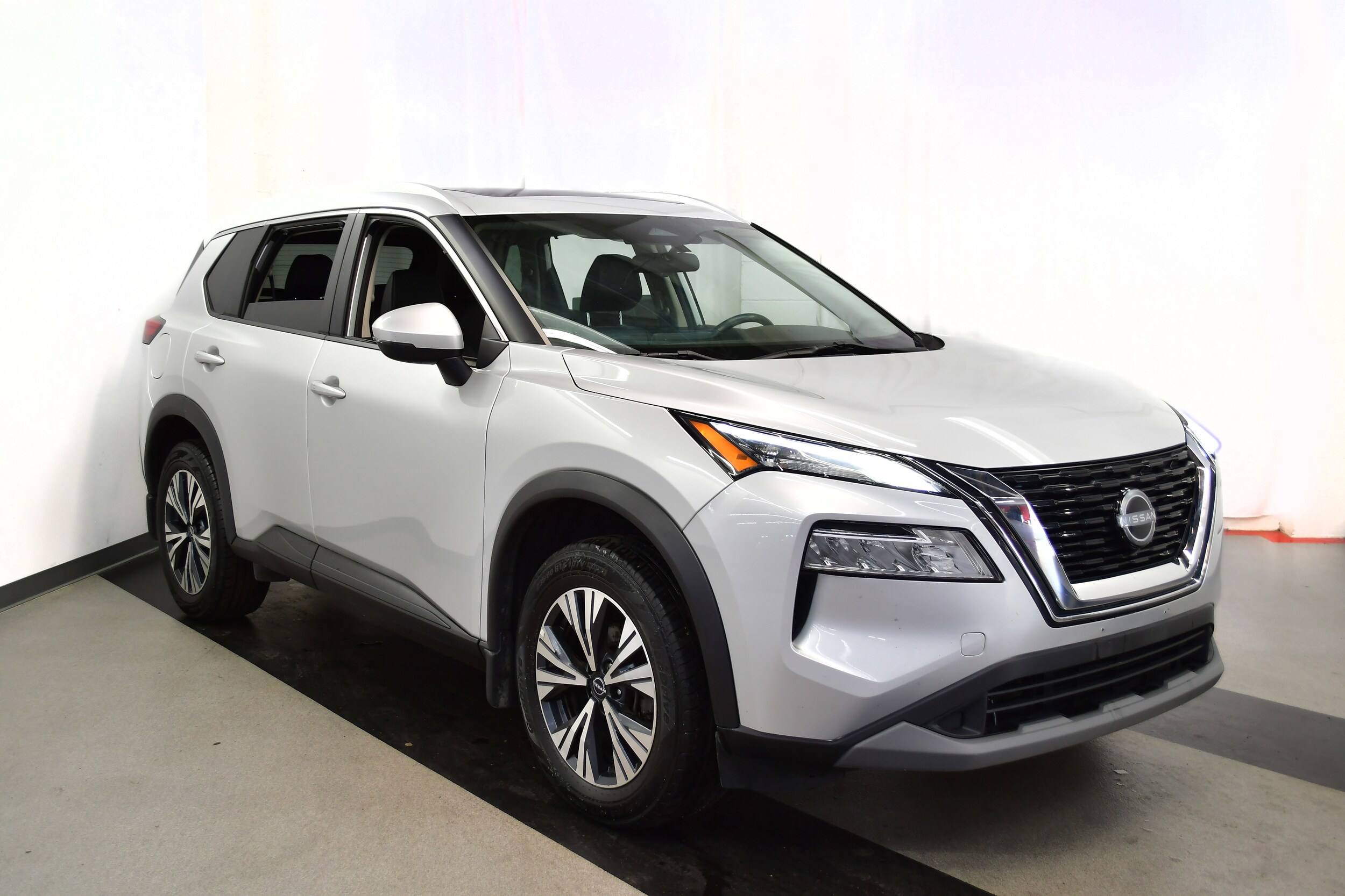 2022 Nissan Rogue SV photo 2