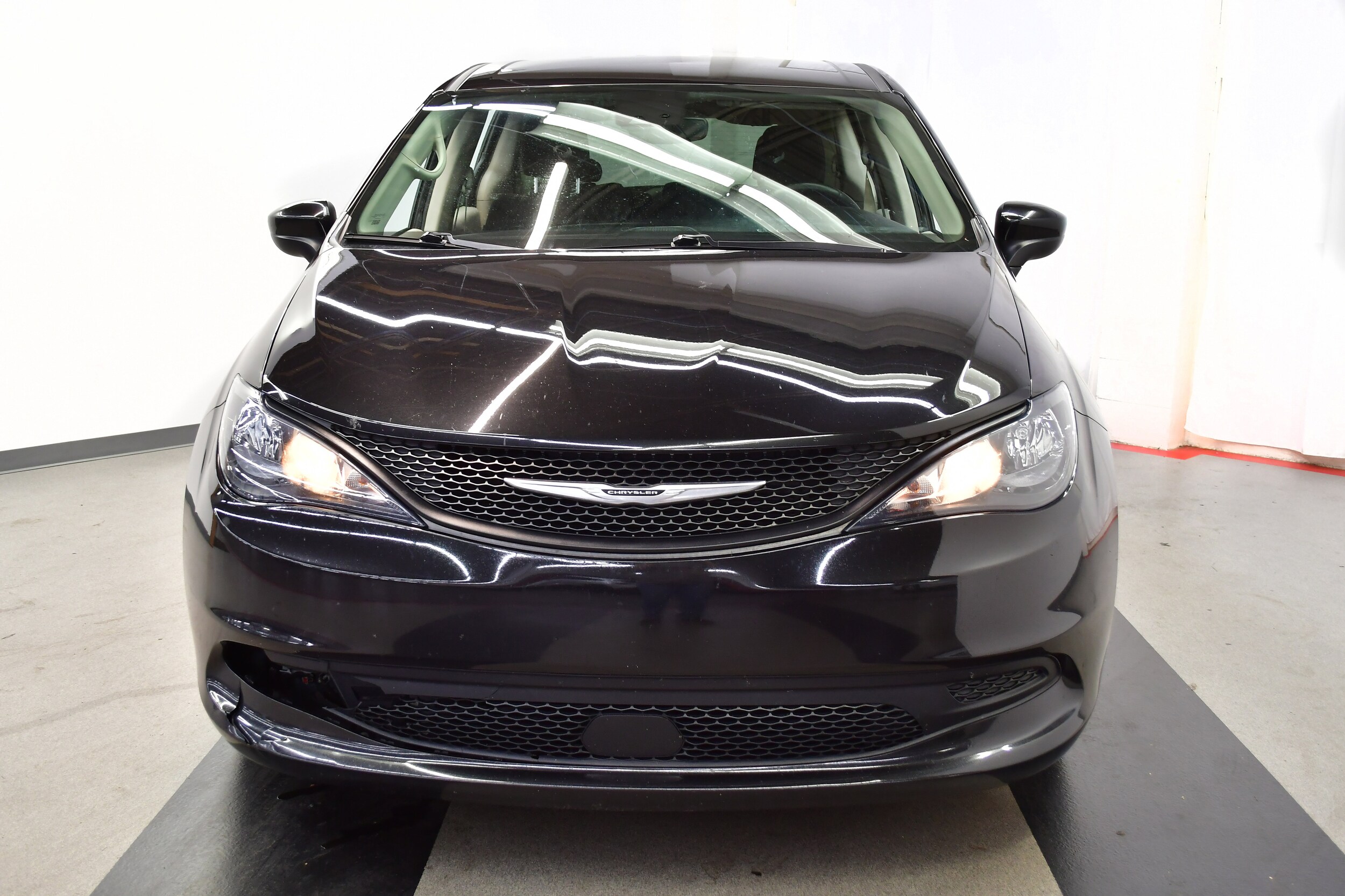 2023 Chrysler Voyager LX photo 3