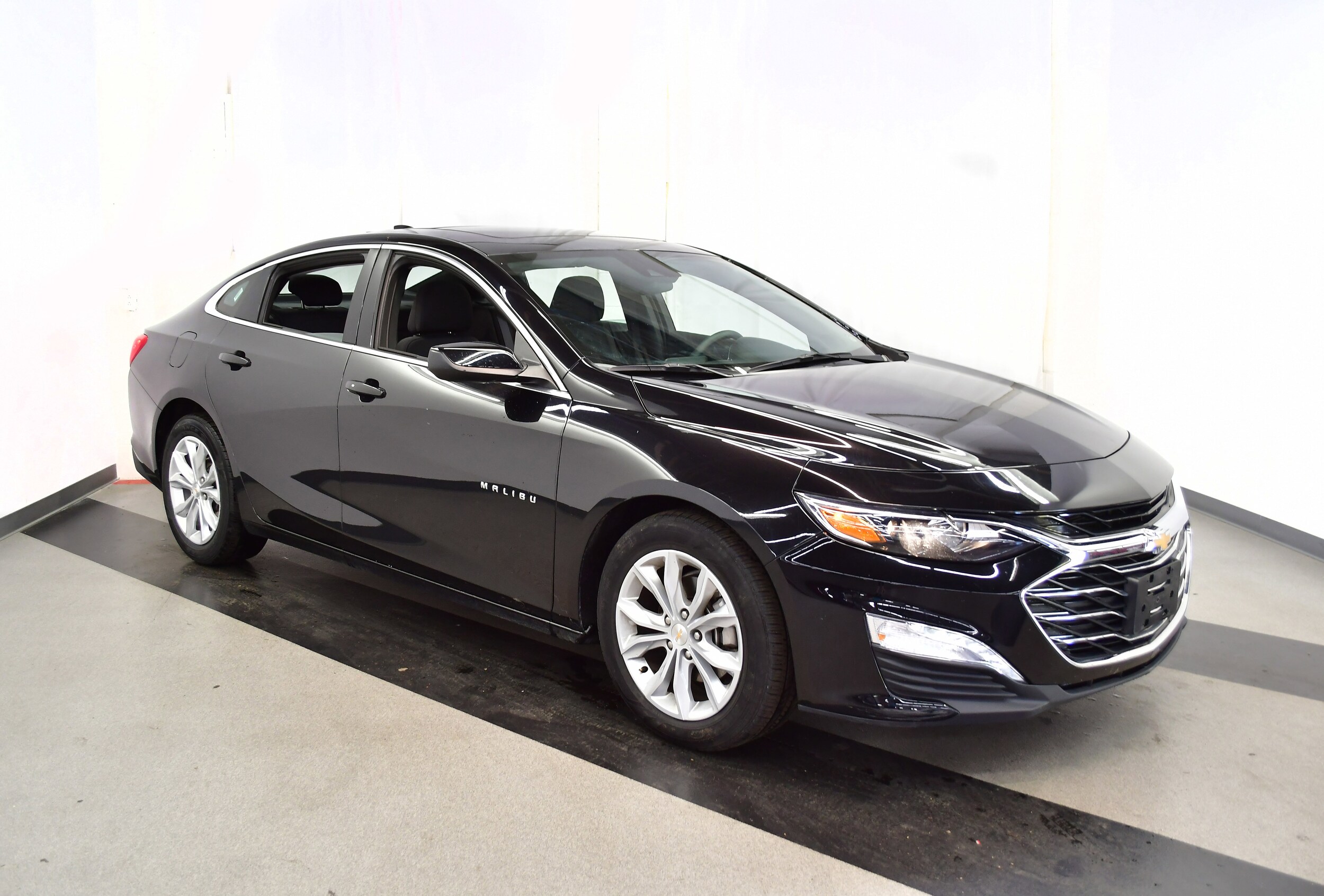 2024 Chevrolet Malibu 1LT photo 2