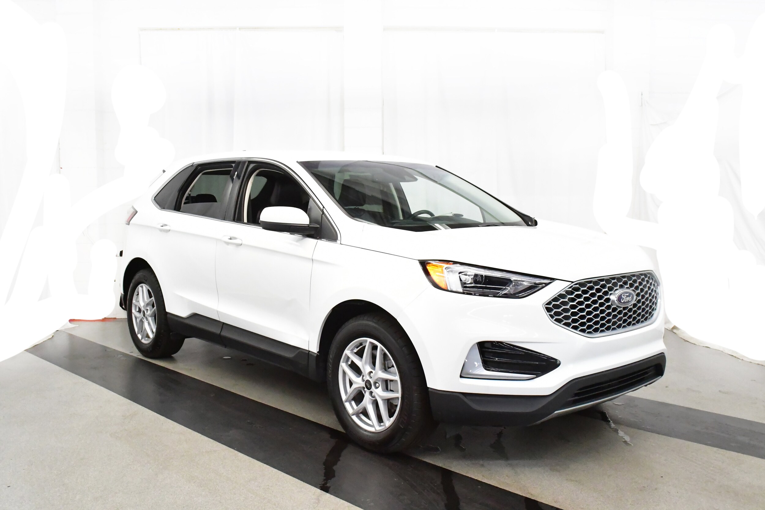 2024 Ford Edge SEL photo 2