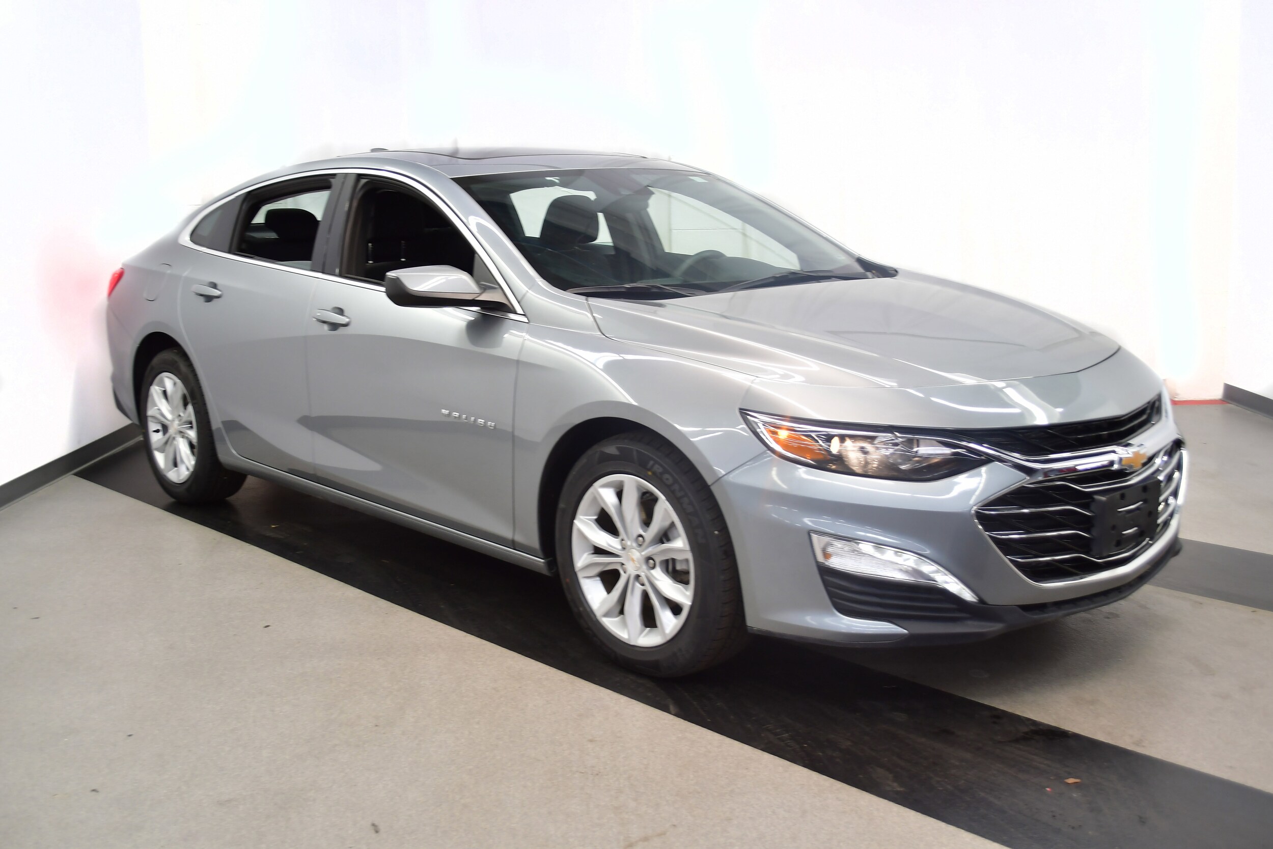 2024 Chevrolet Malibu 1LT photo 2