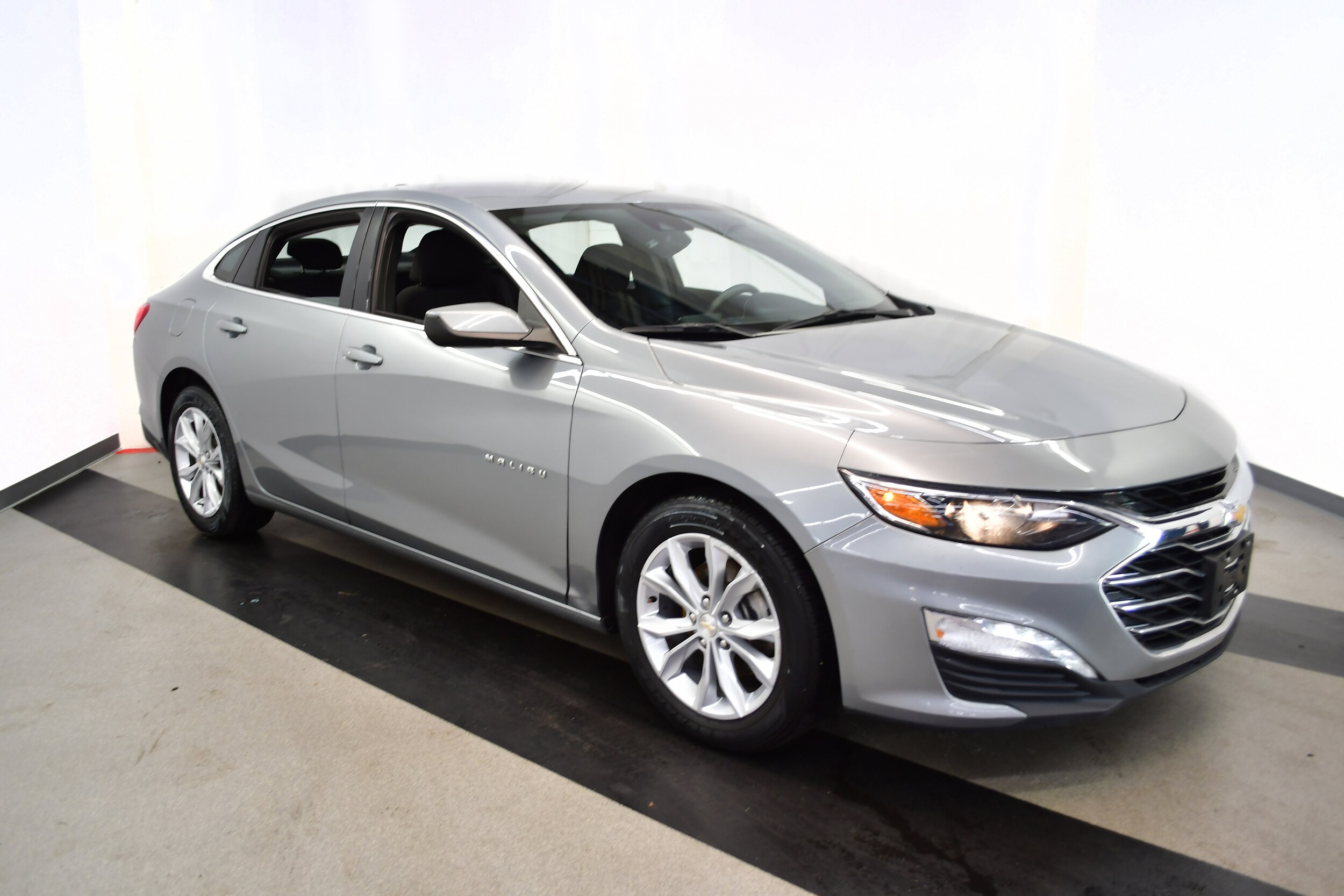 2023 Chevrolet Malibu 1LT photo 2
