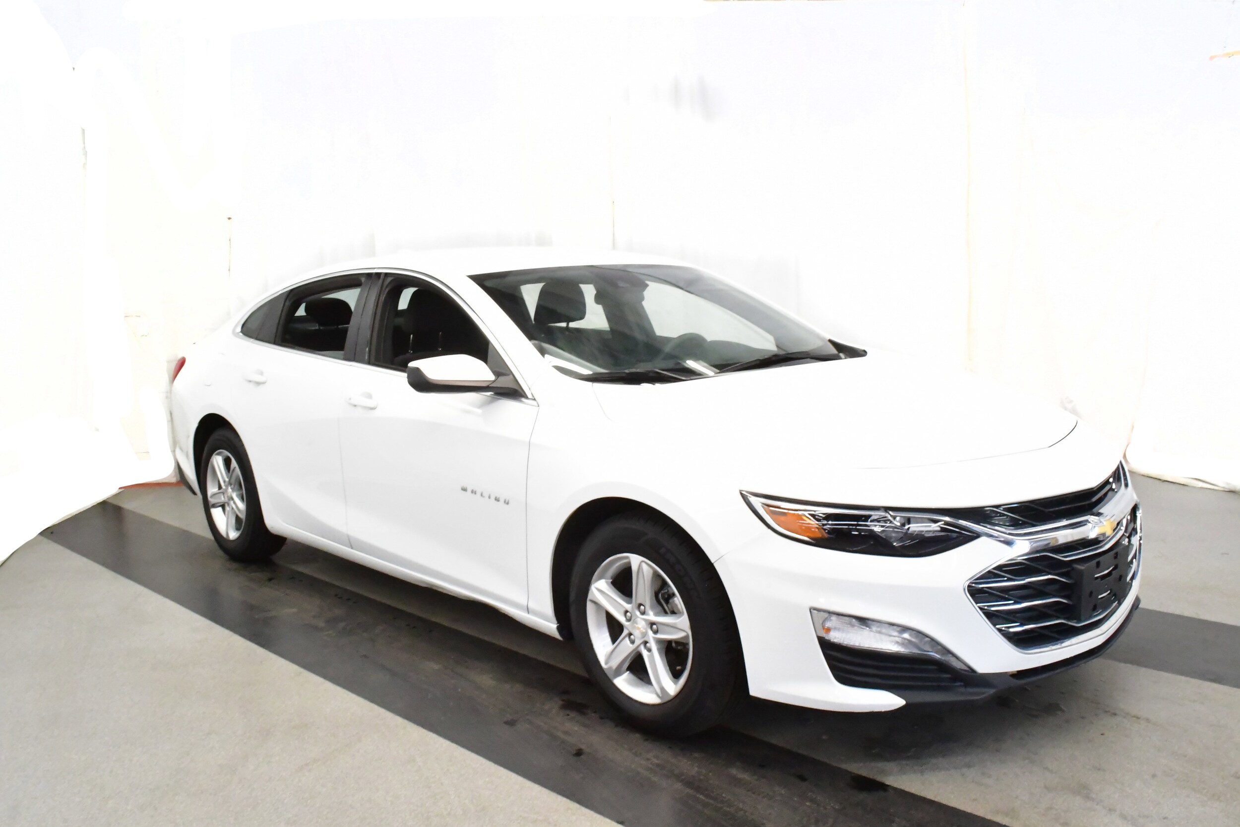 2023 Chevrolet Malibu 1LT photo 2