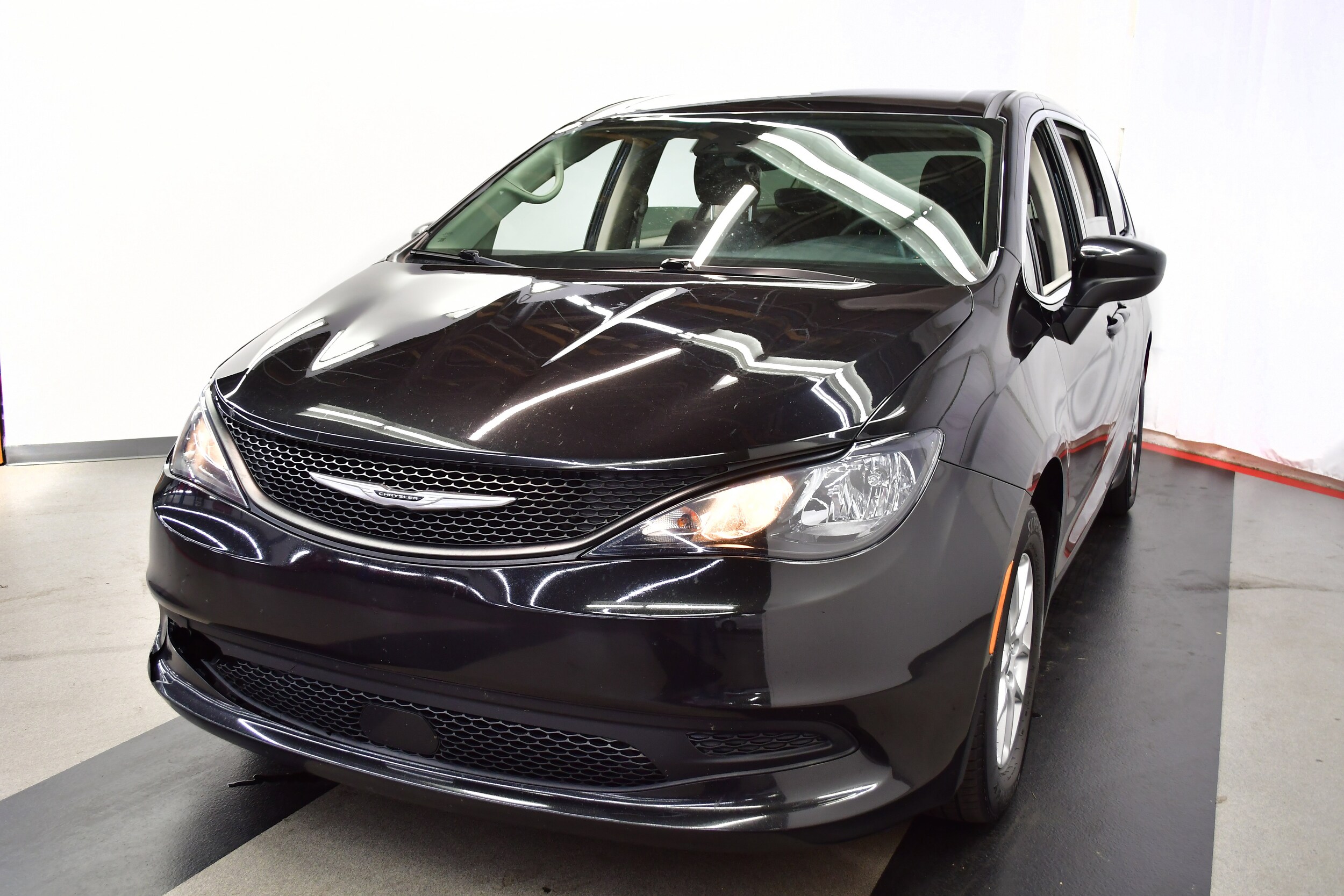 2023 Chrysler Voyager LX photo 4