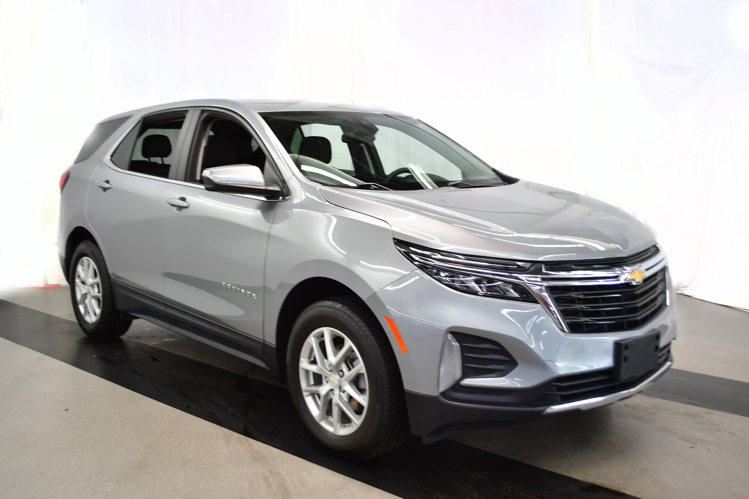 2023 Chevrolet Equinox LT photo 2