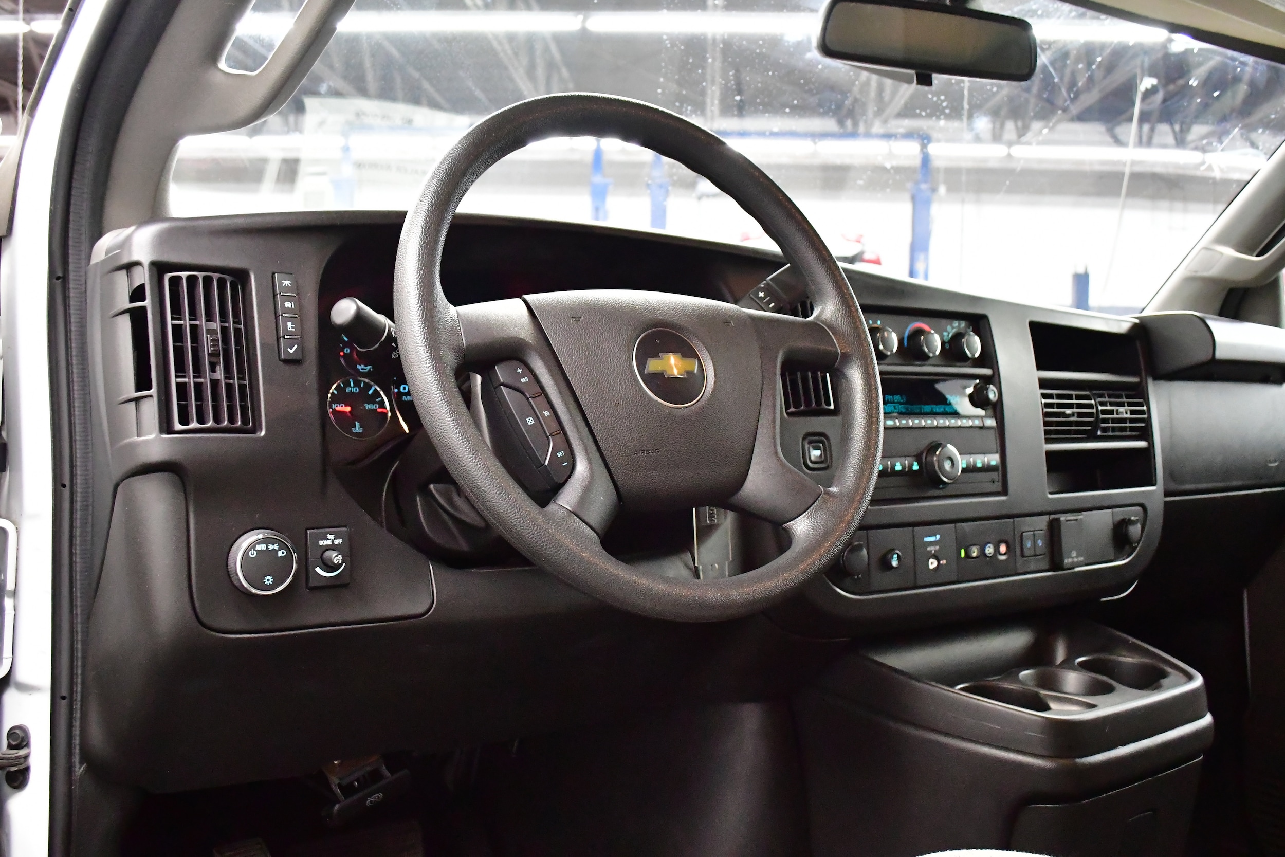 2024 Chevrolet Express Passenger LT - Photo 9