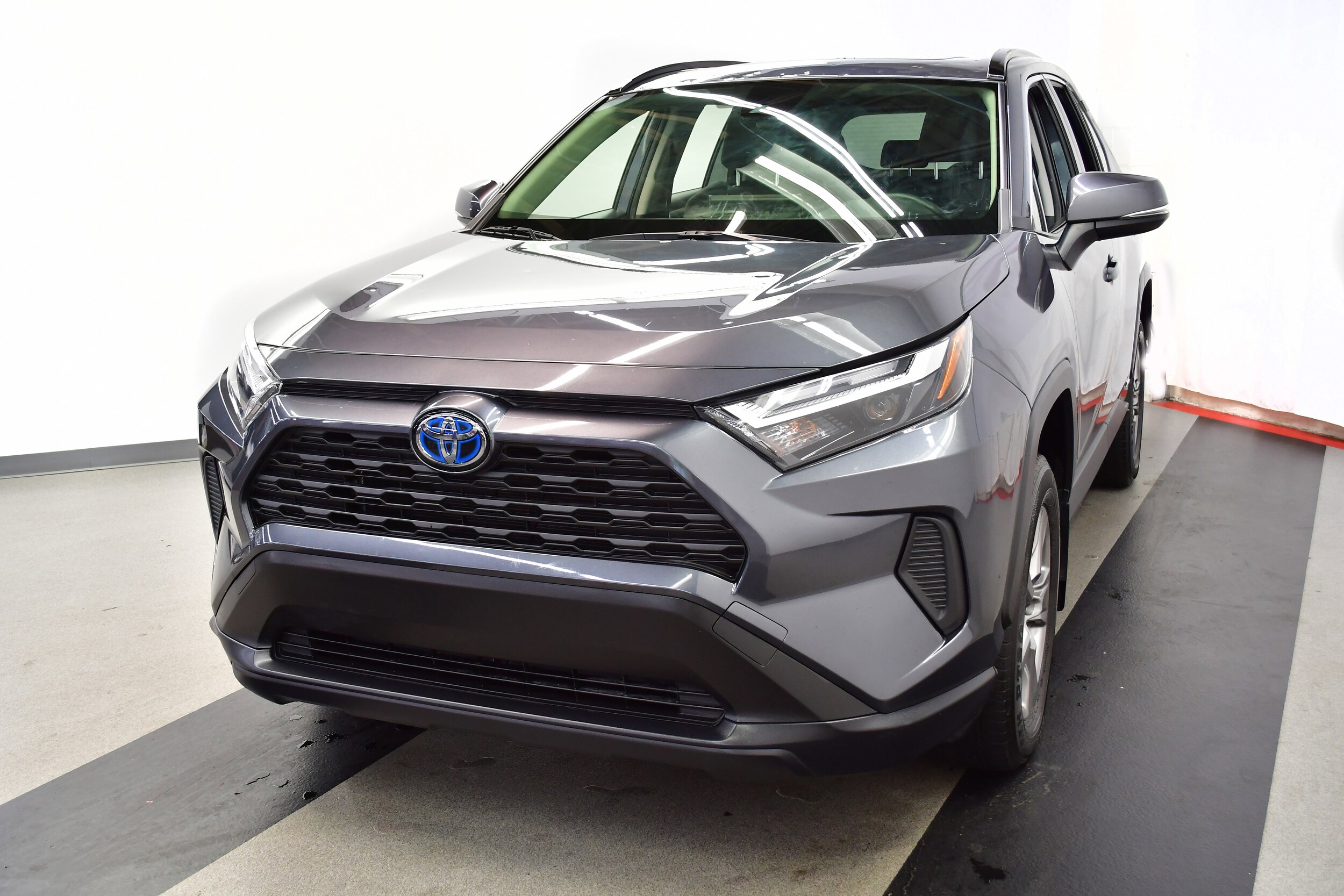 2023 Toyota RAV4 Hybrid XLE photo 4