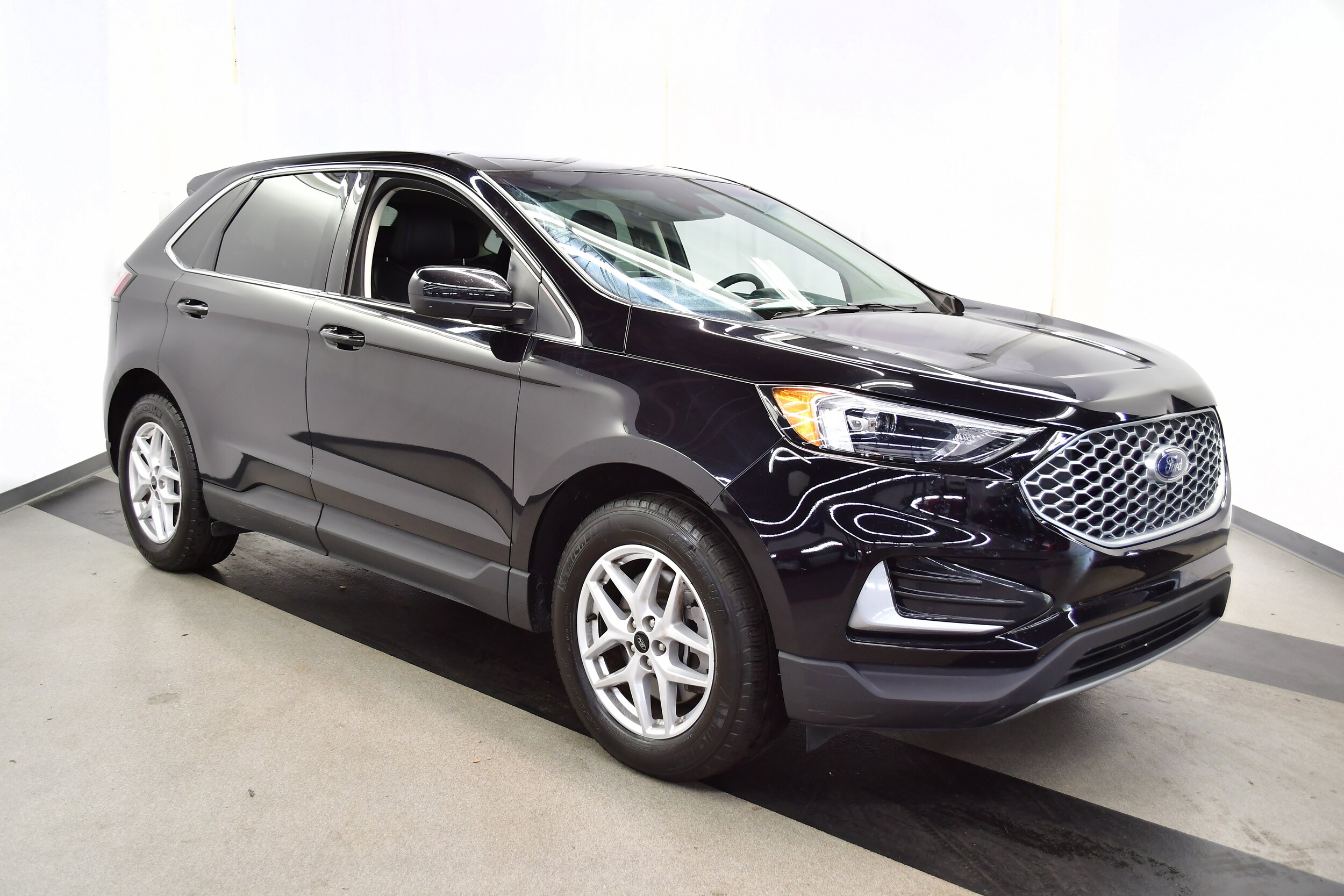 2024 Ford Edge SEL photo 2